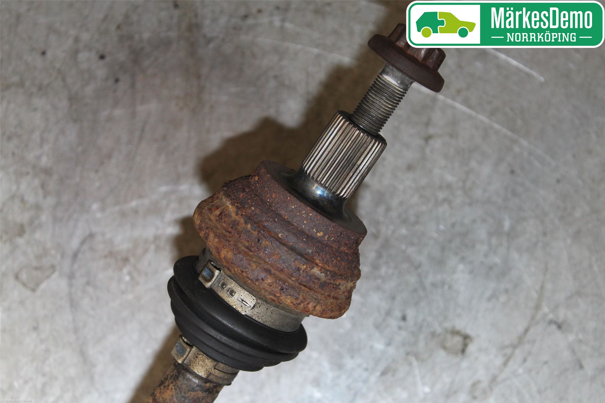 Volkswagen VW PASSAT 11-14 Drivaxel Bak Vänster