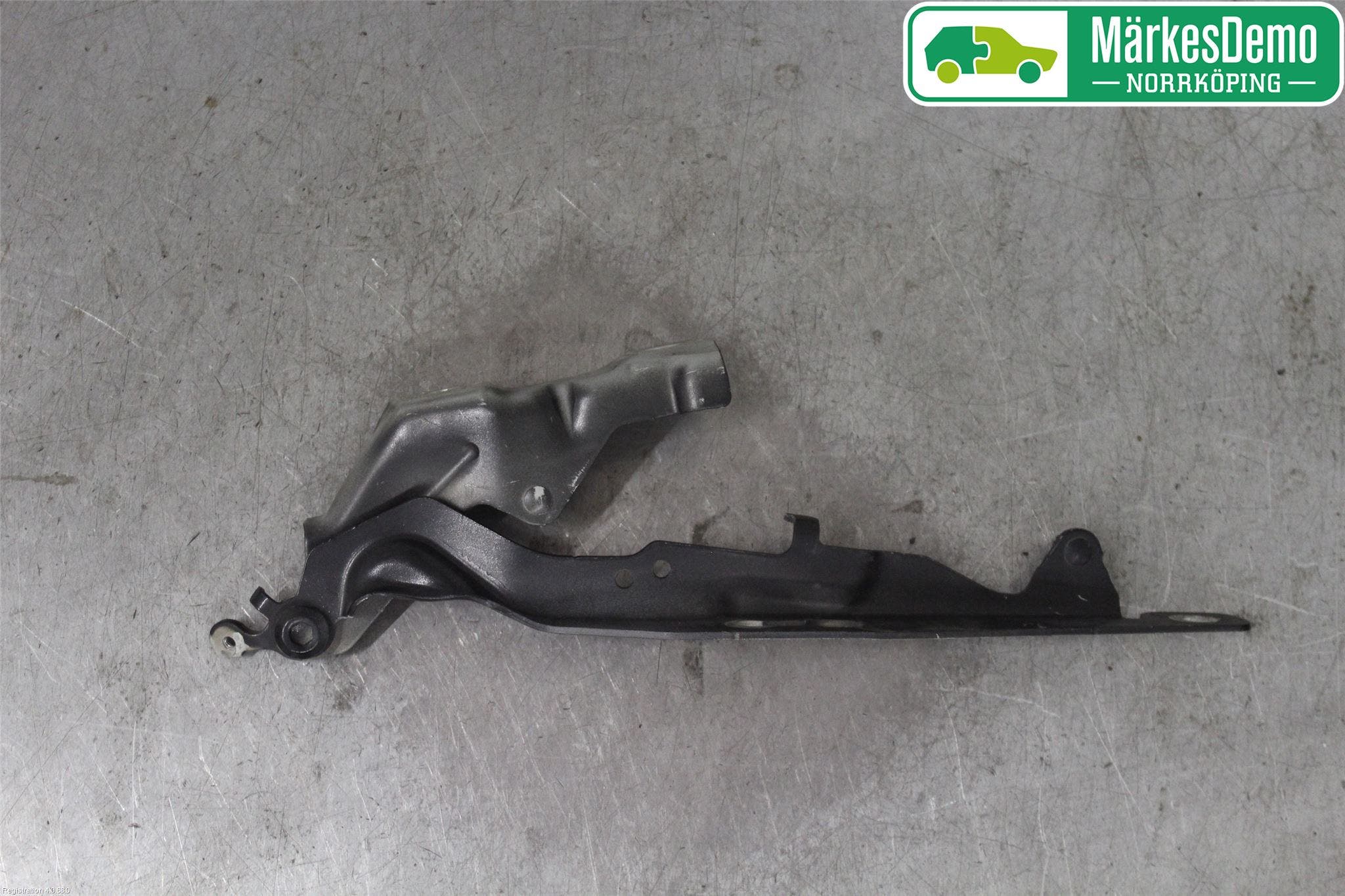 Volvo V70 08-13 Huvgångjärn