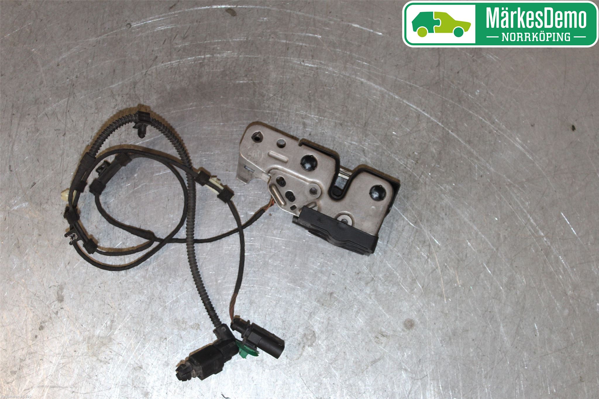 Volkswagen VW PASSAT 15-19 Huvlås