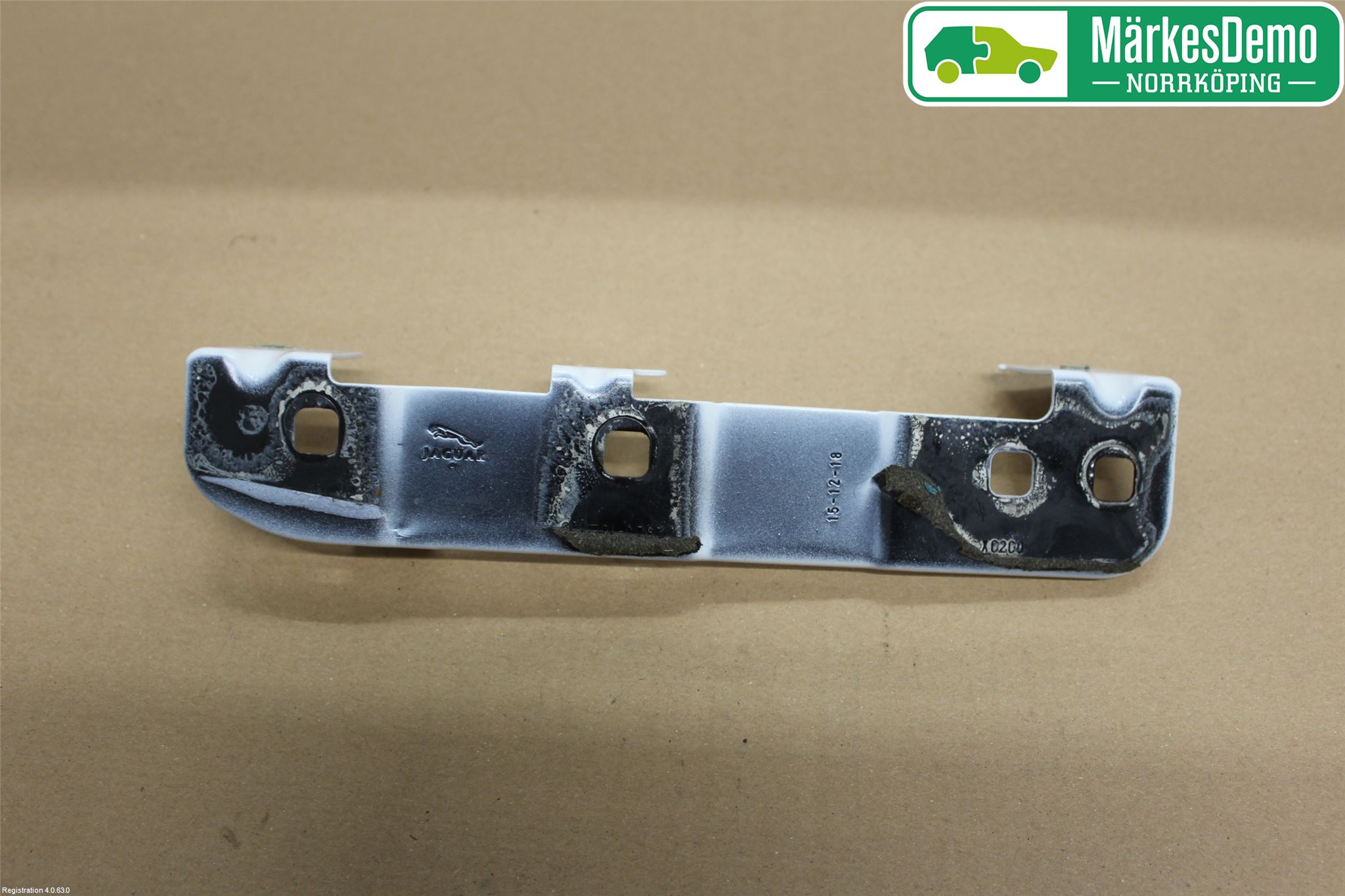 Jaguar I-PACE 18- Skärmfäste Fram Vä