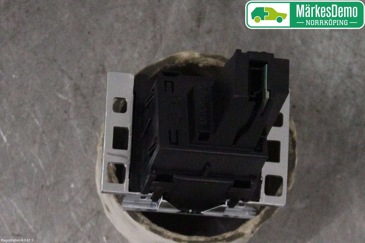 Volkswagen VW PASSAT 11-14 Instrument Klocka