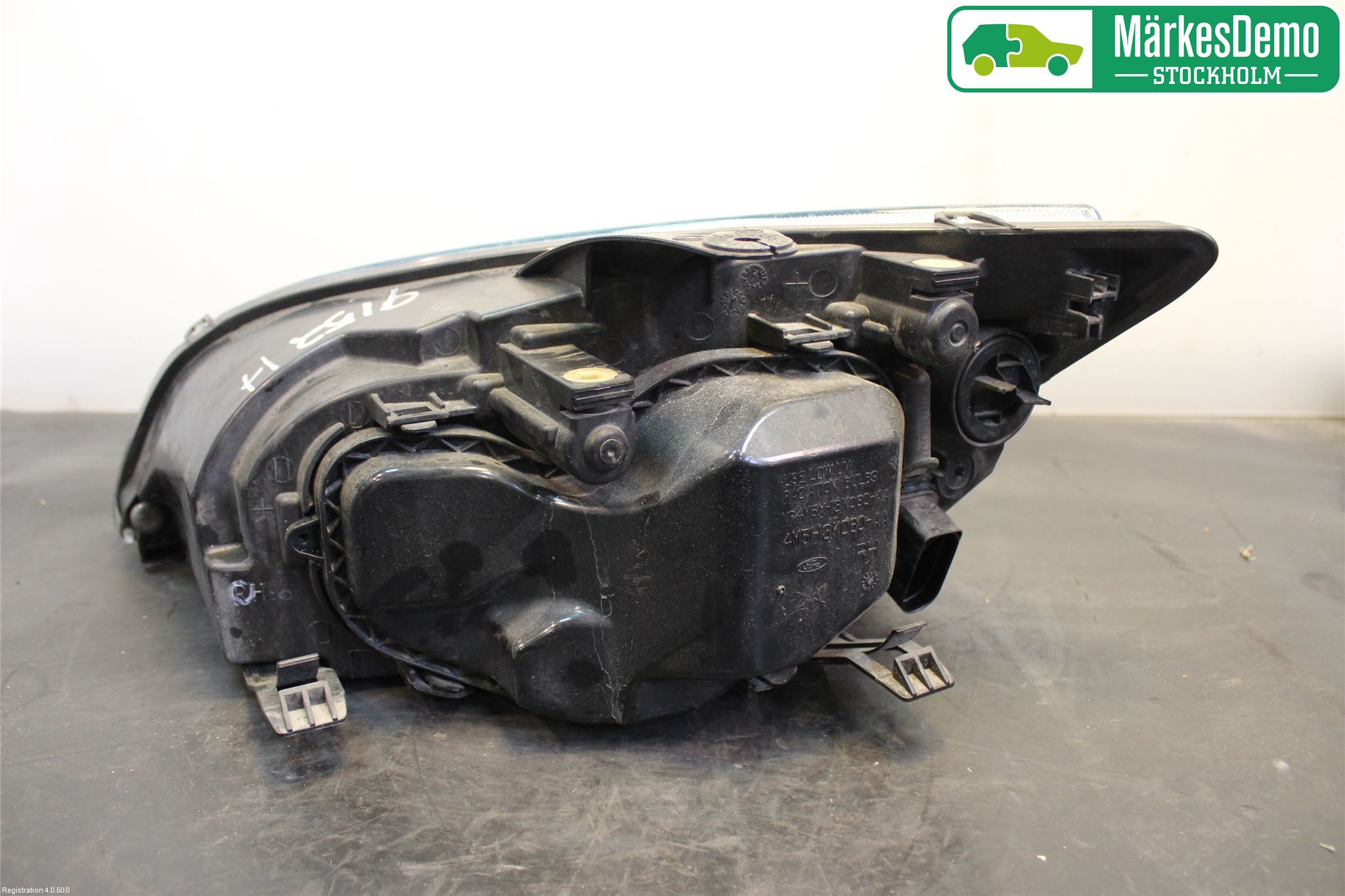 Ford FOCUS     04-07 Strålkastare Höger