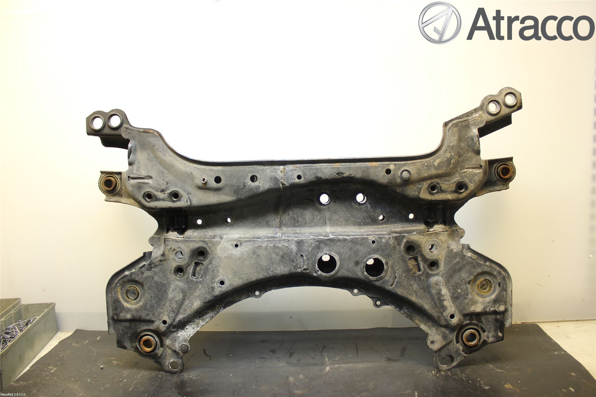 Toyota AVENSIS 09-15 Framvagnsbalk