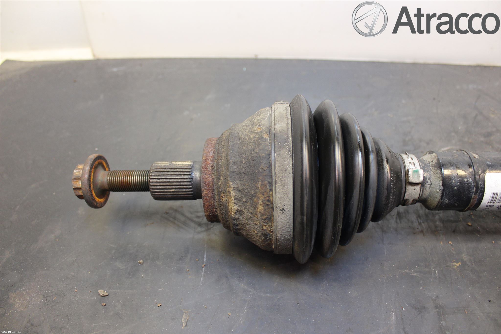 Volkswagen VW PASSAT 11-14 Drivaxel Fram Vänster