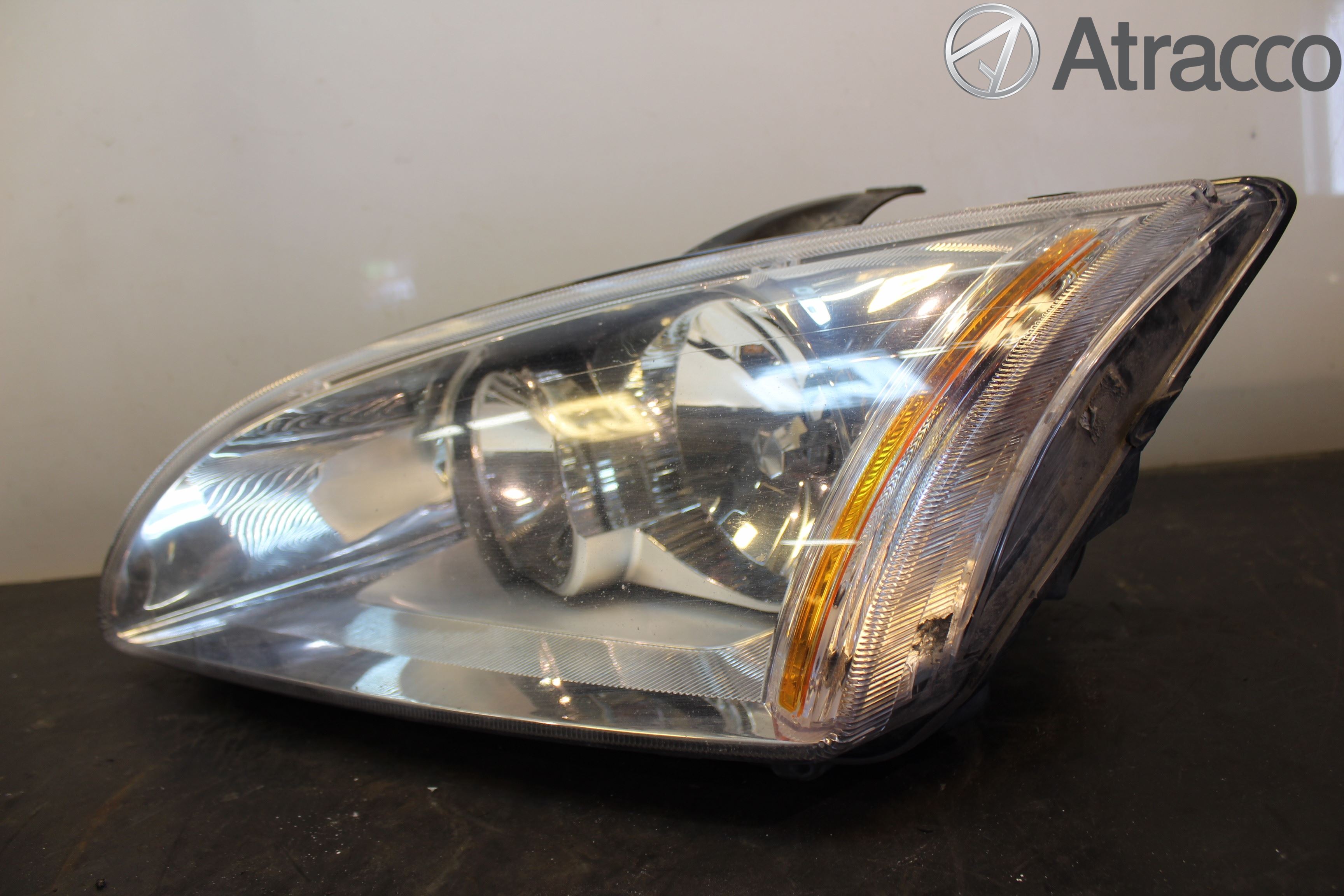 Ford FOCUS     04-07 Strålkastare Vänster