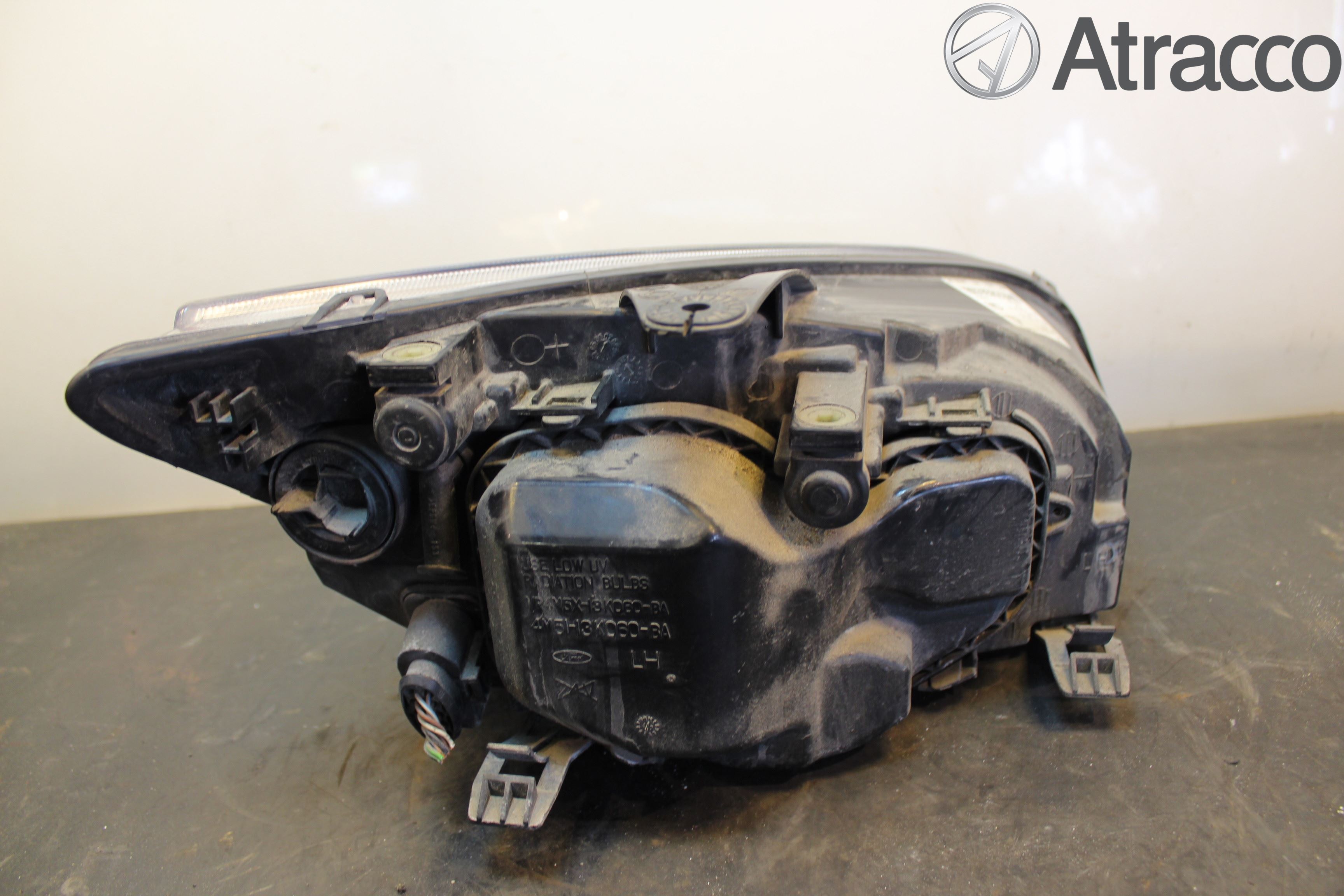 Ford FOCUS     04-07 Strålkastare Vänster