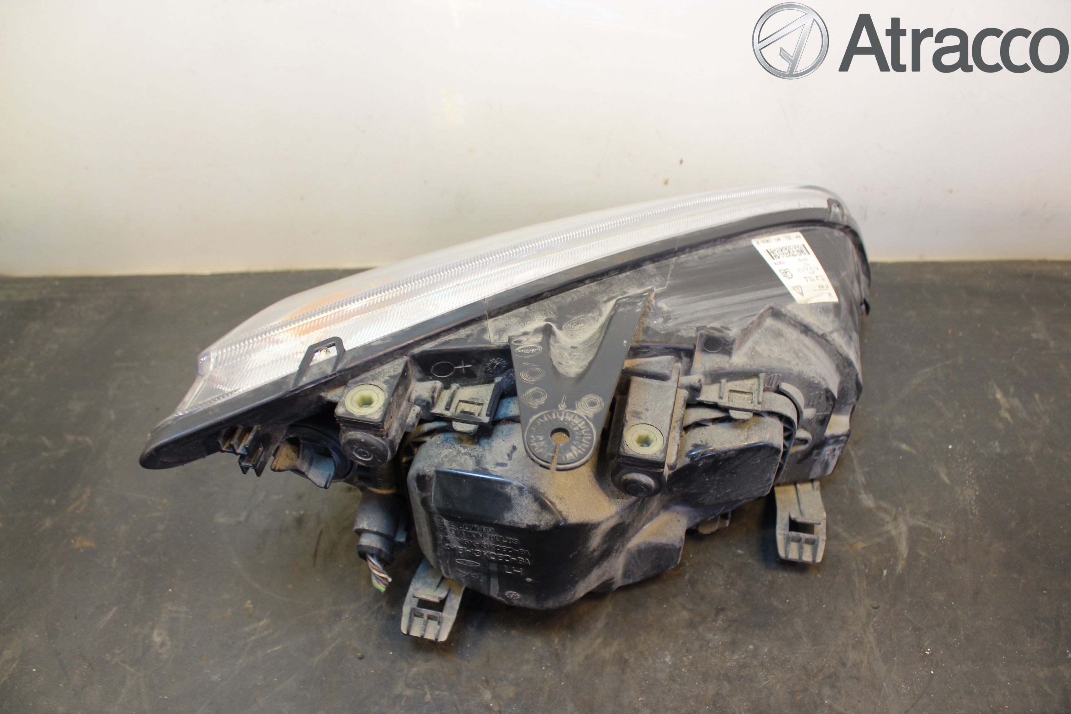 Ford FOCUS     04-07 Strålkastare Vänster