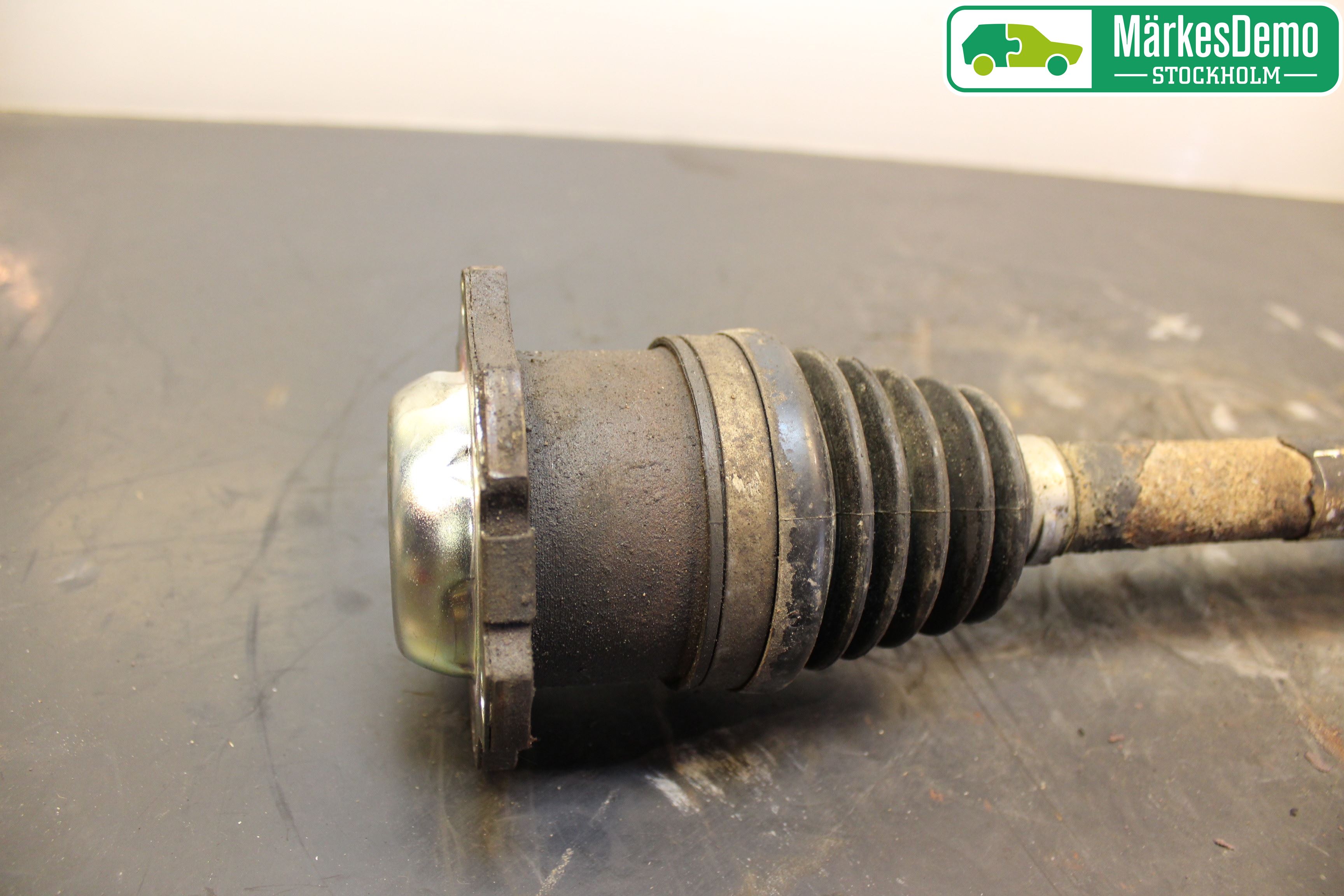 Volkswagen VW POLO 05-09 Drivaxel Fram Vänster
