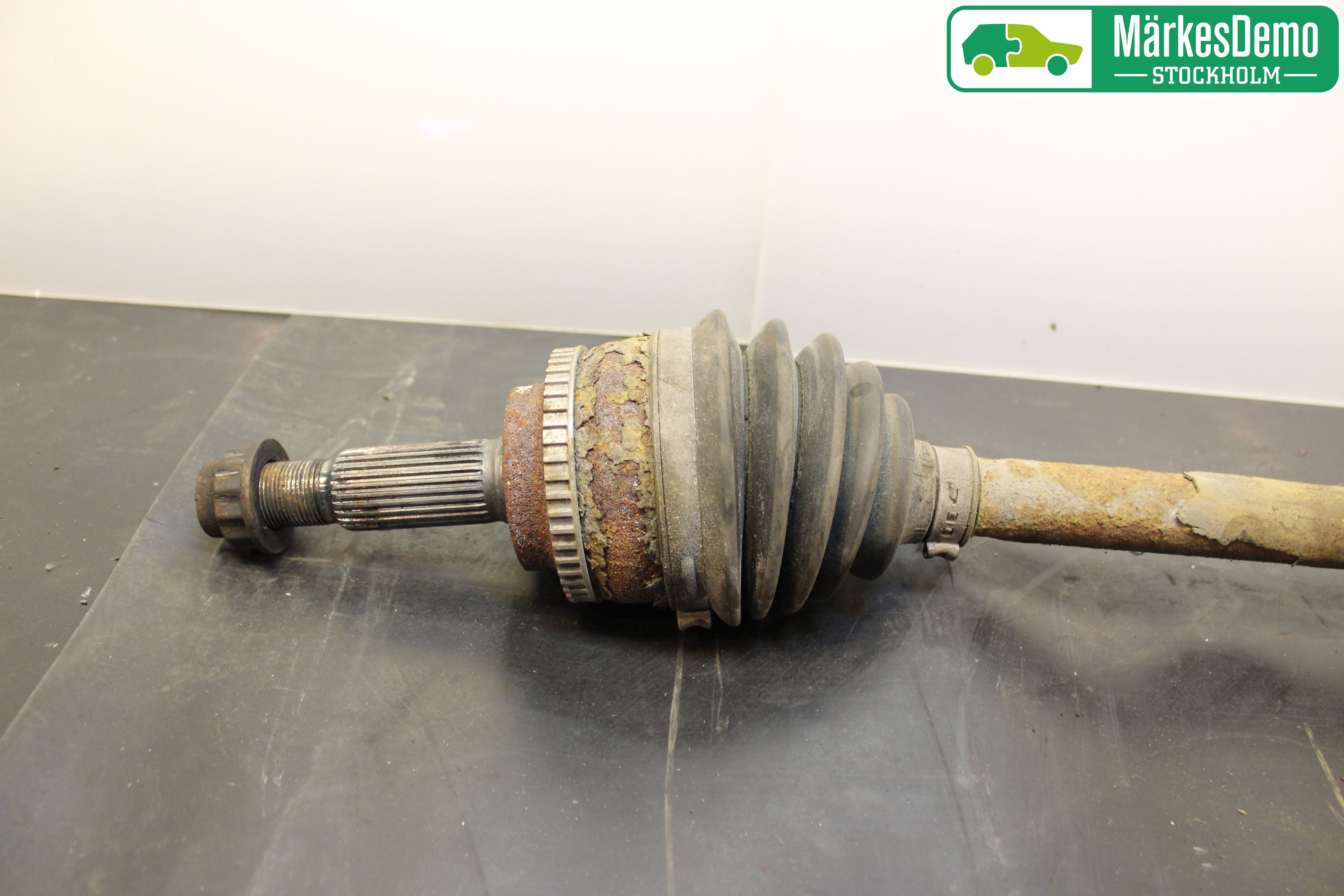 Toyota AVENSIS 03-06 Drivaxel Fram Höger