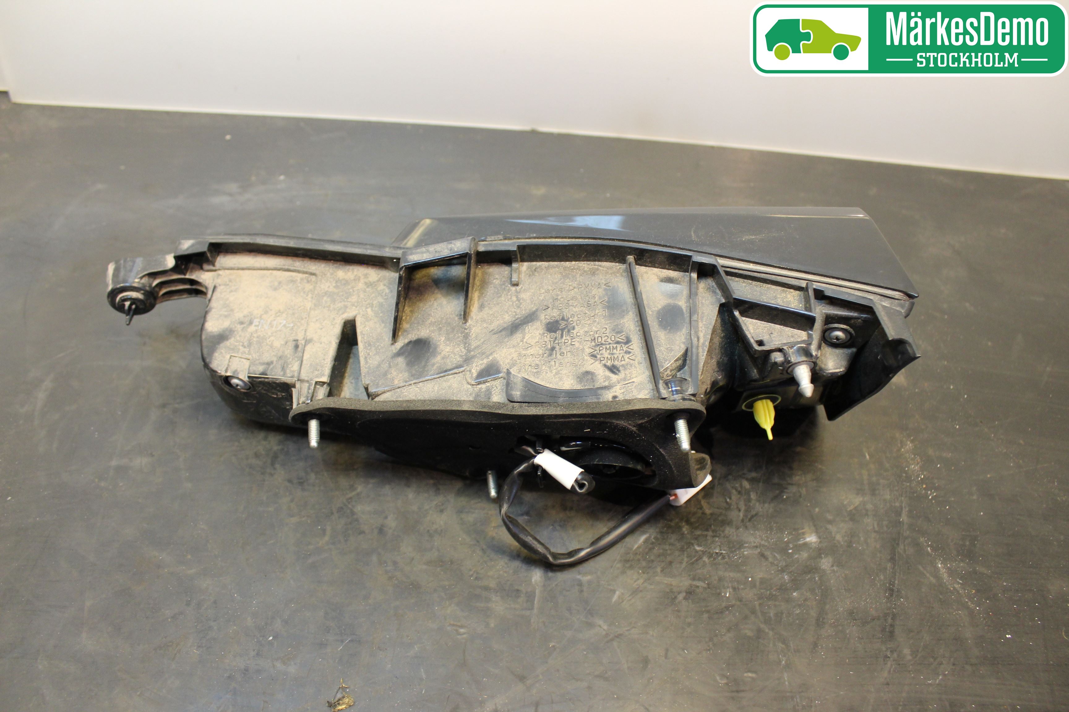 Lexus NX 300h 15-21 Bakljus Lucka Vä