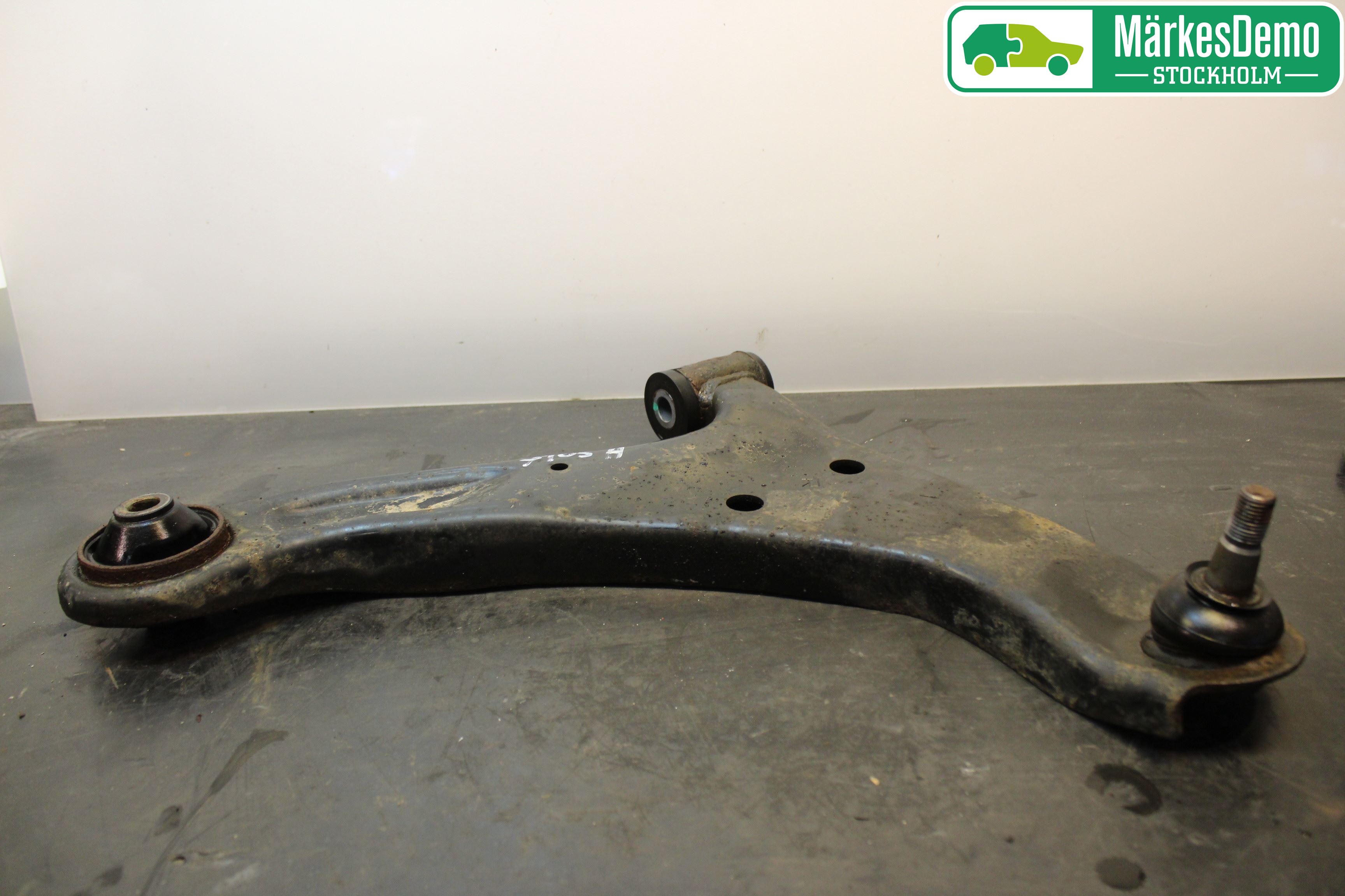 Suzuki GRAND VITARA II 06-14 Bärarm Fram Undre Hö