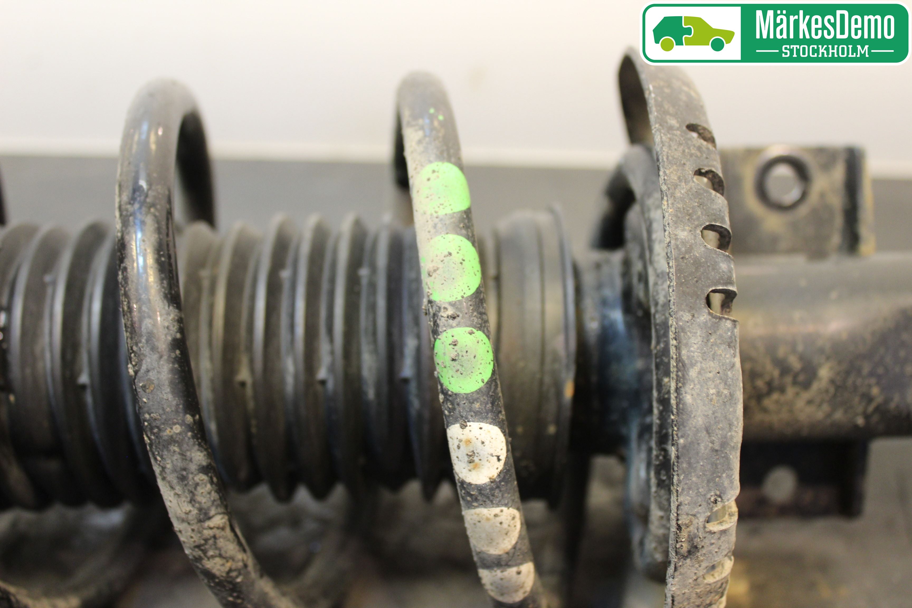 Skoda RAPID Fjäderben Fram Höger