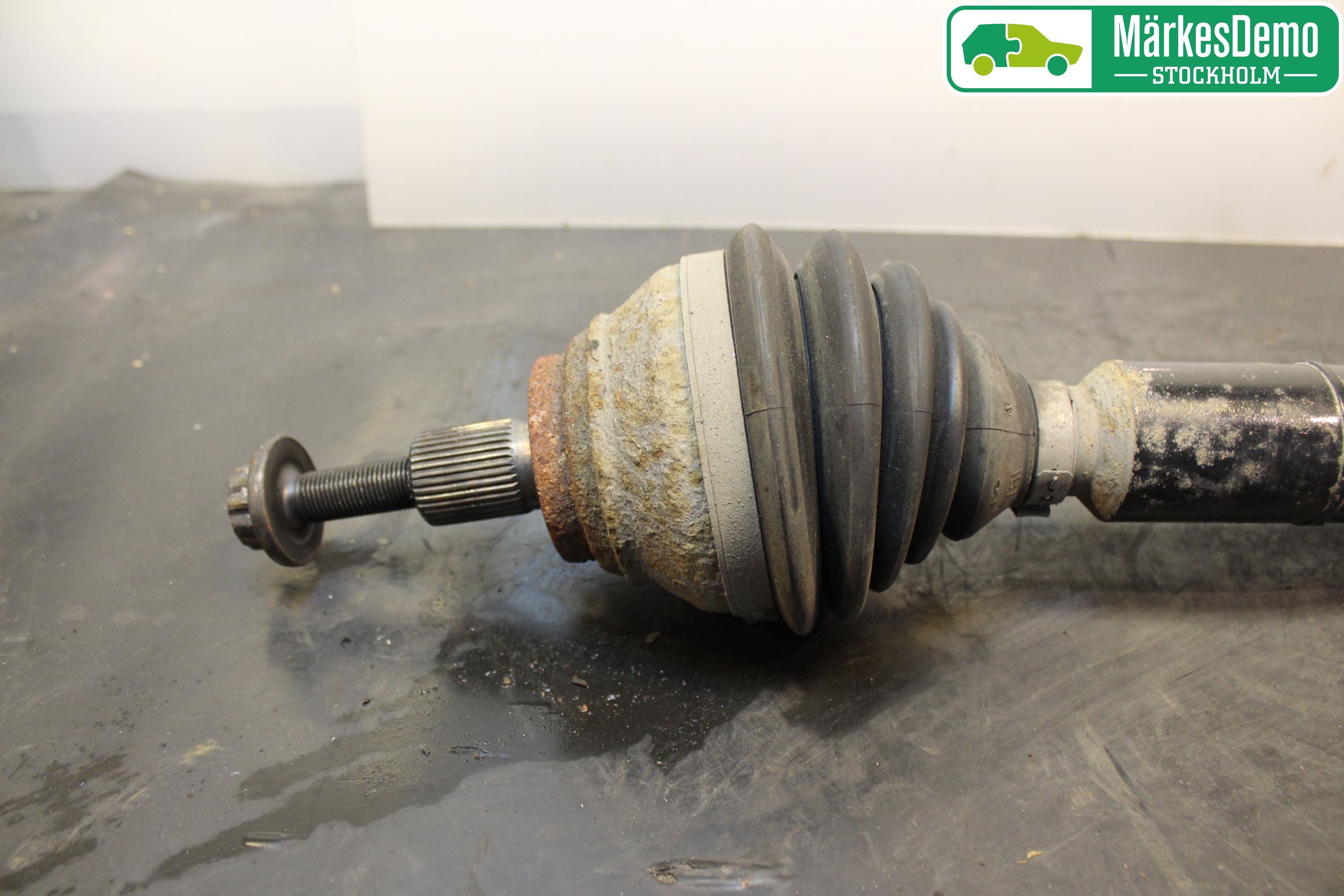 Volkswagen VW PASSAT 11-14 Drivaxel Fram Höger