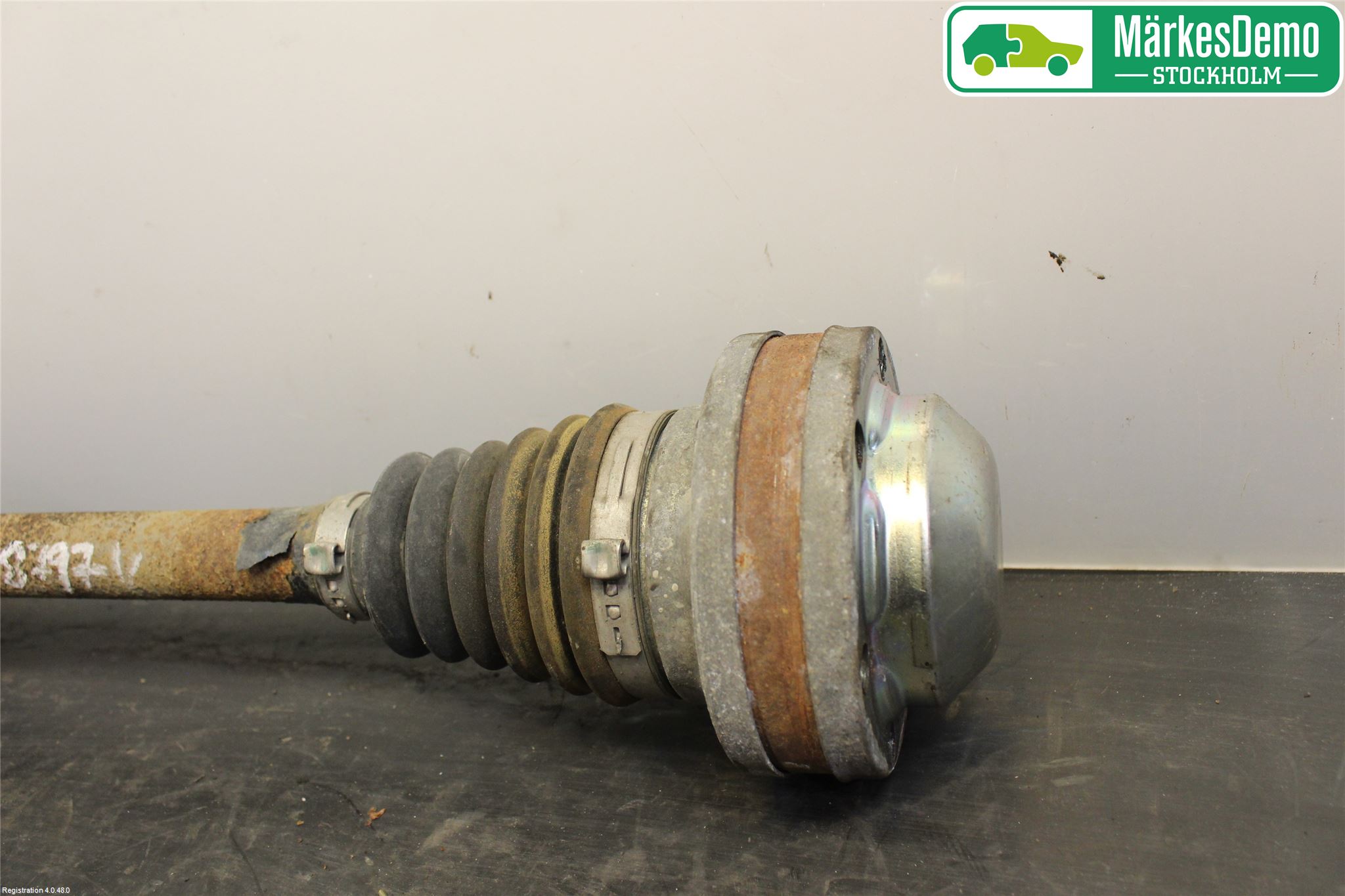 Volkswagen VW PASSAT 11-14 Drivaxel Fram Vänster