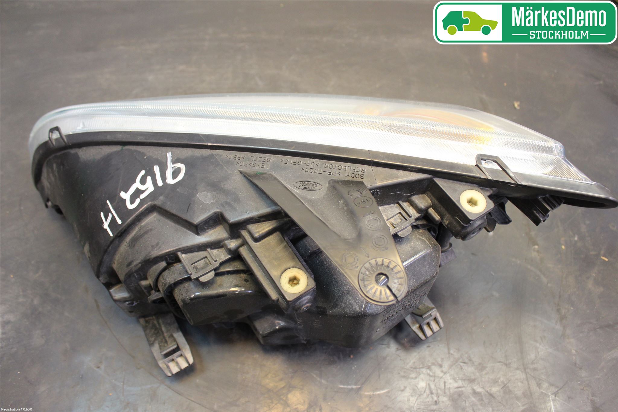 Ford FOCUS     04-07 Strålkastare Höger