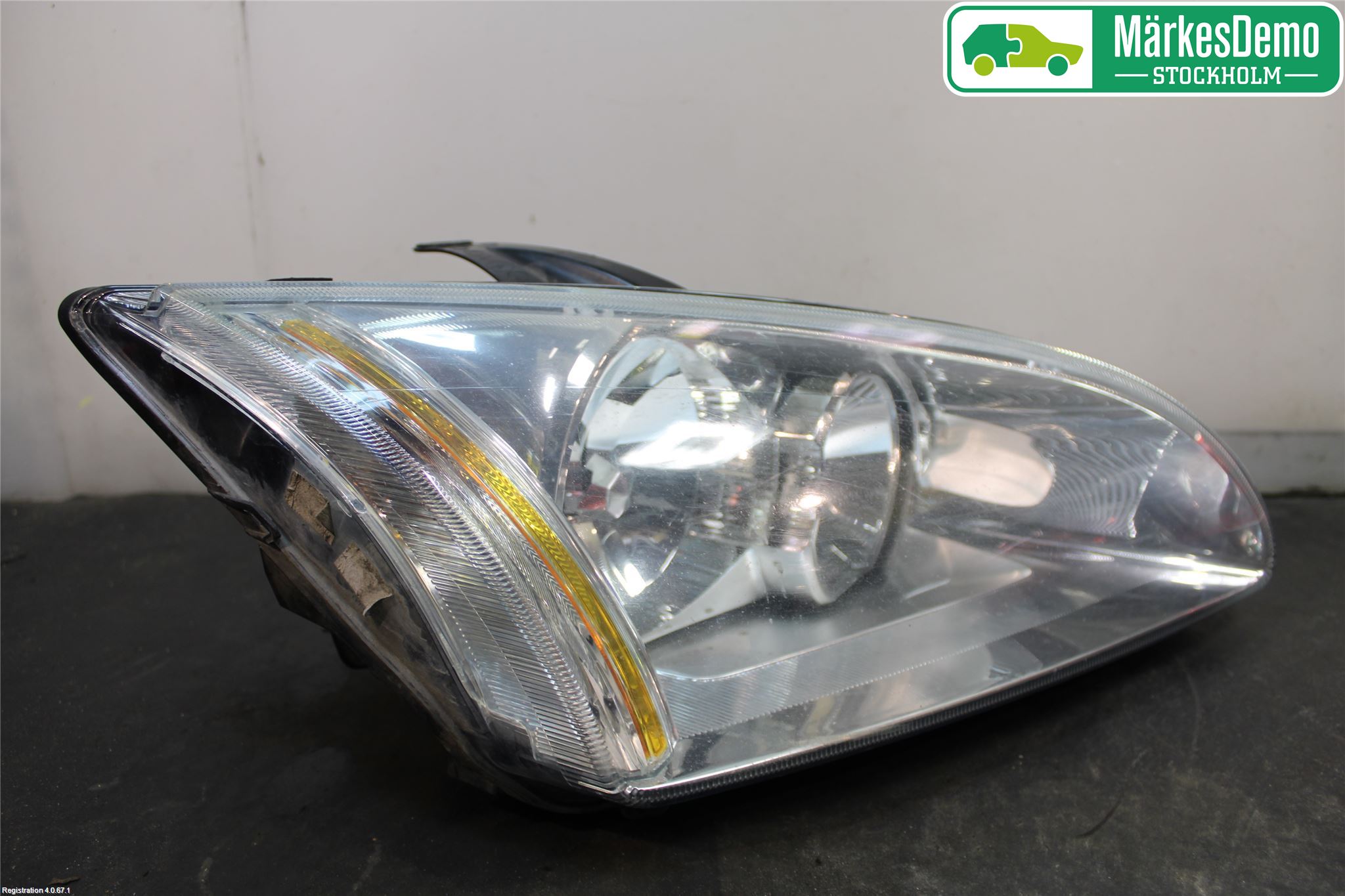 Ford FOCUS     04-07 Strålkastare Höger