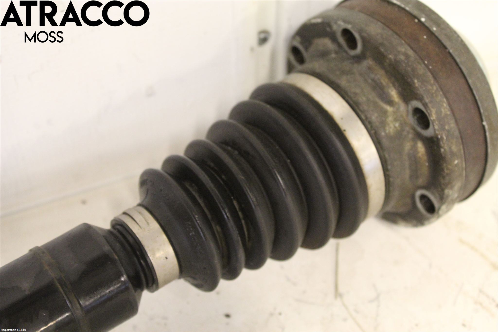 Volkswagen VW CADDY 11-15 Drivaxel Fram Höger