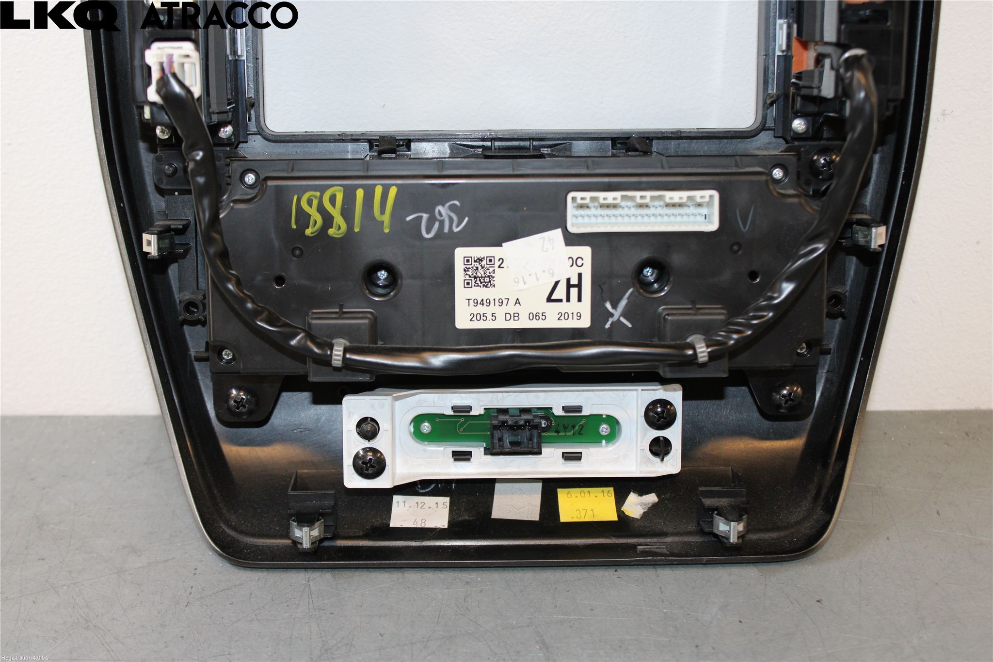 Nissan LEAF 11-17 Instrumentkonsoll Mitt