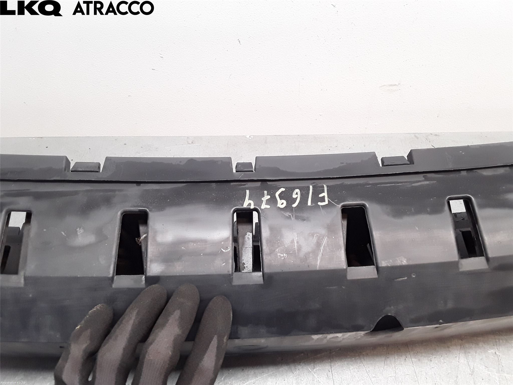Volvo V70 08-13 Stötfångardel Fram Mitt