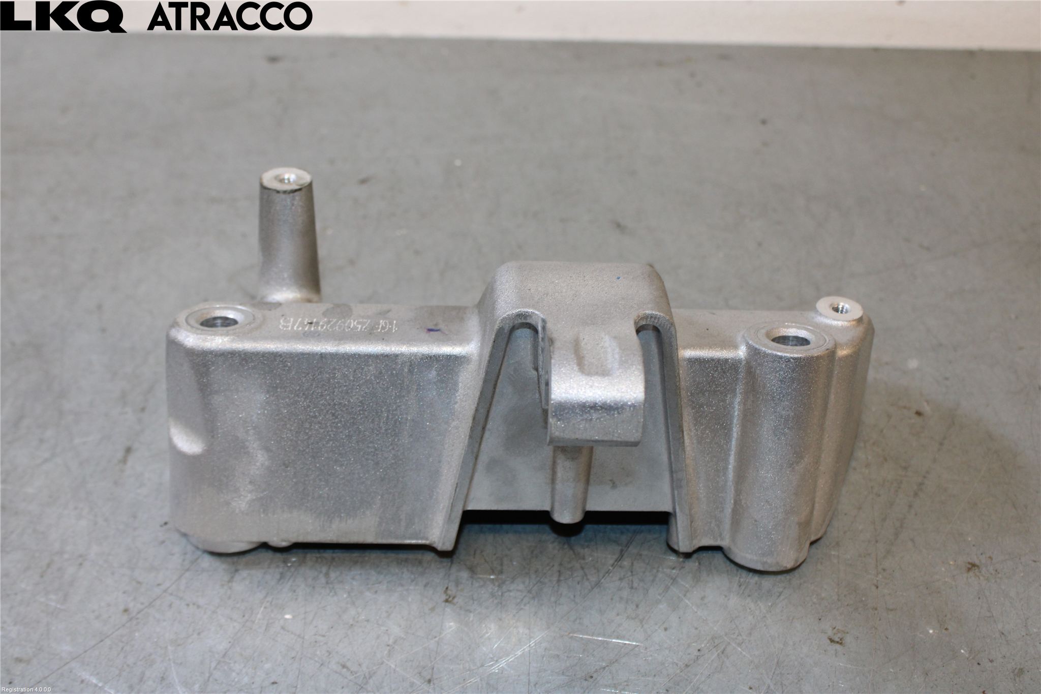 Volvo EX40 25- Motorfäste
