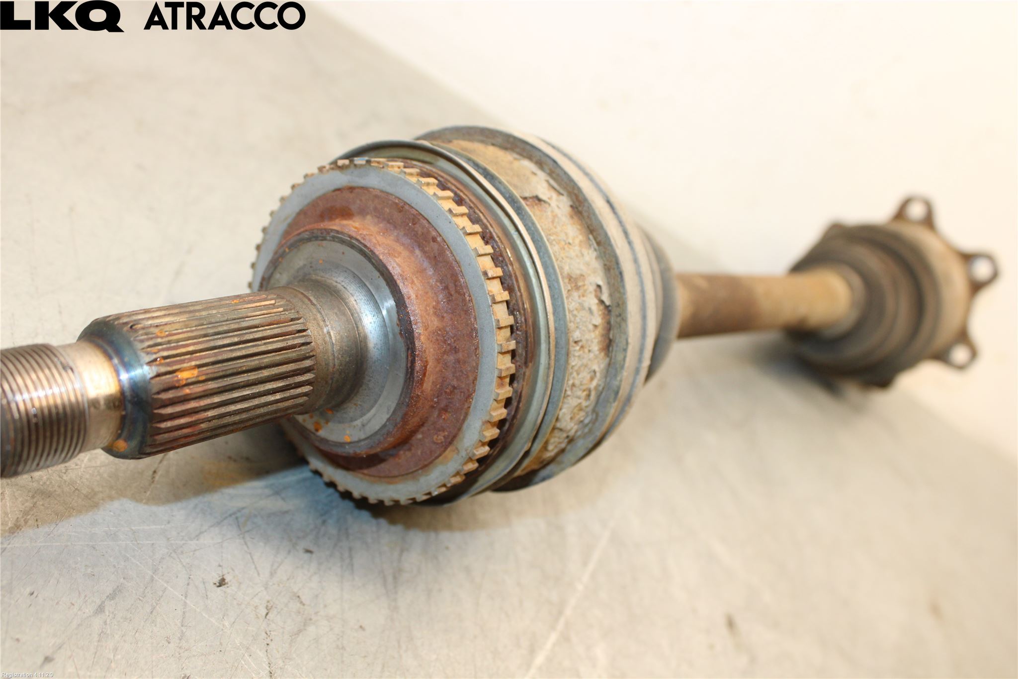 Toyota HI-ACE 06-12 Drivaxel Bak Vänster