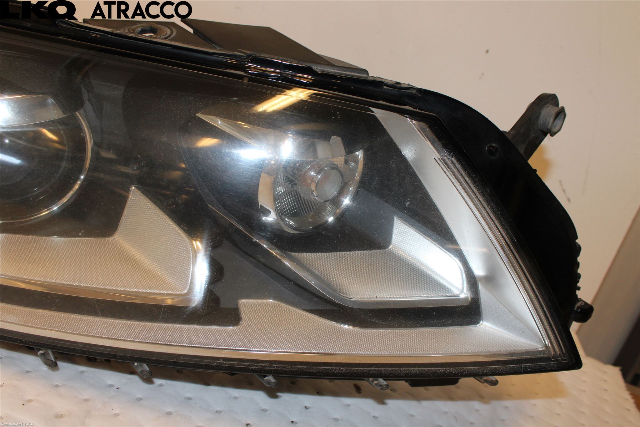 Volkswagen VW CRAFTER 06-16 Strålkastare Höger