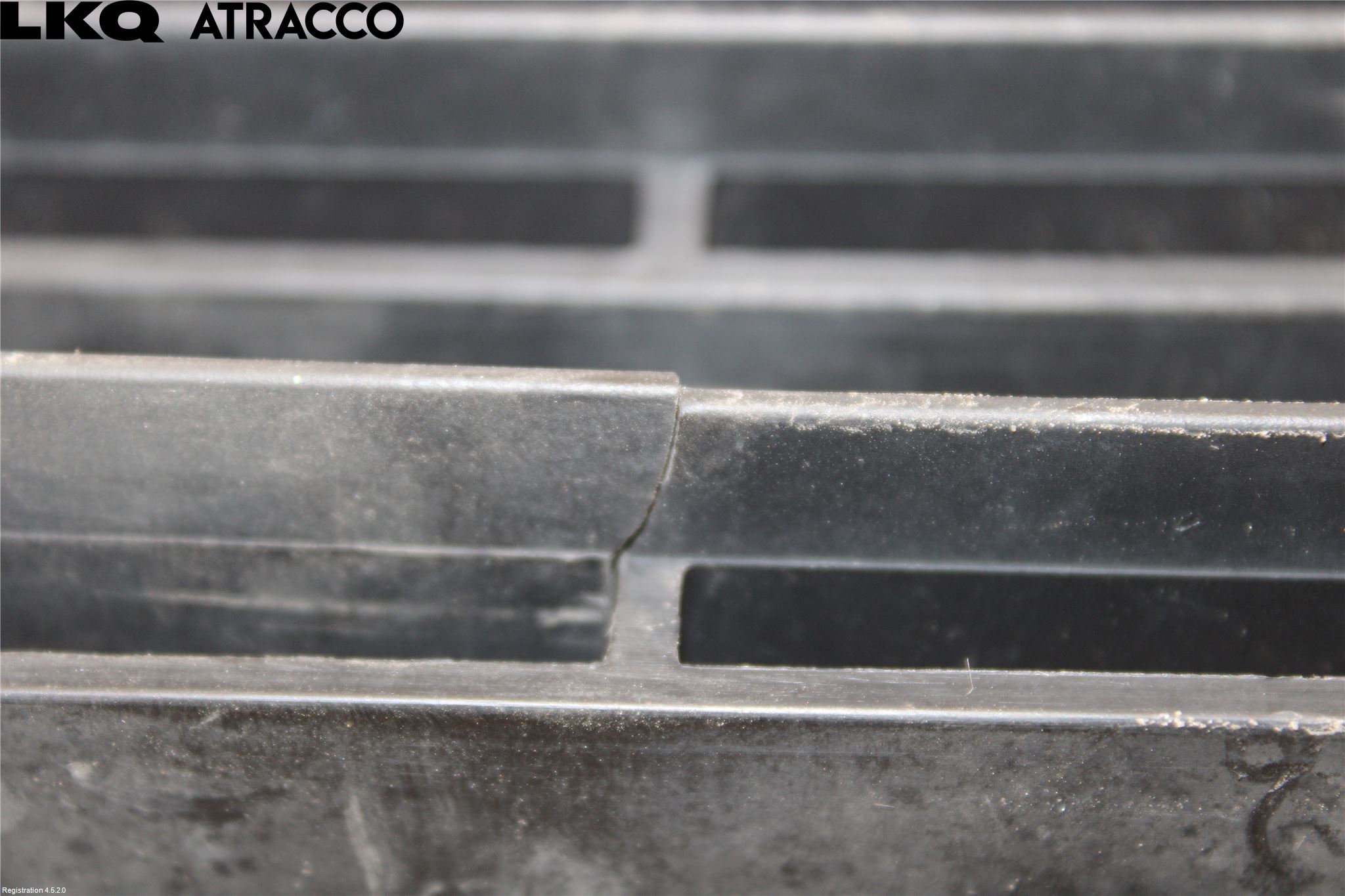 Peugeot 2008 13-20 Grilldel Mitt