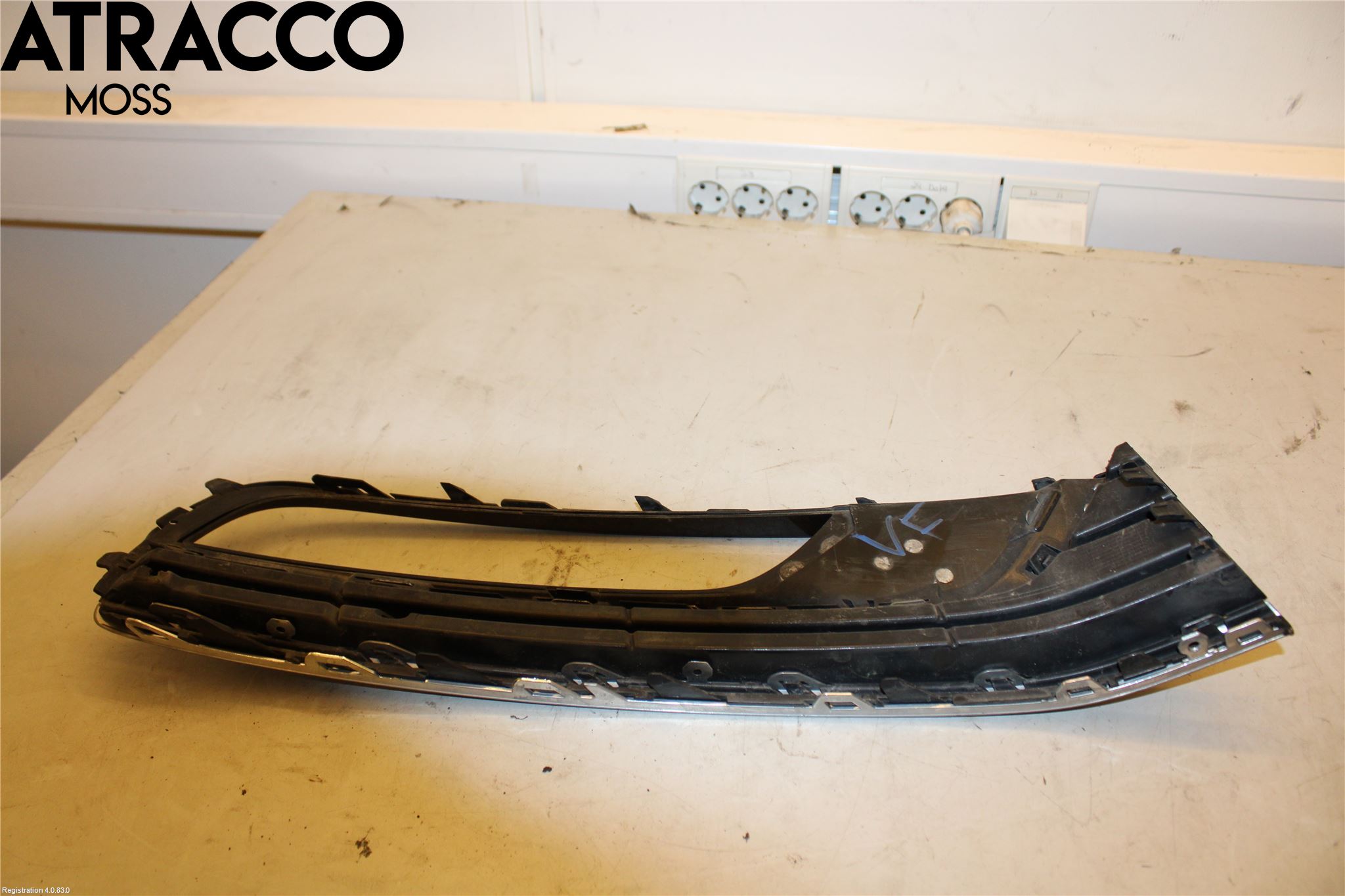 Volkswagen VW PASSAT 11-14 Grilldel Vänster