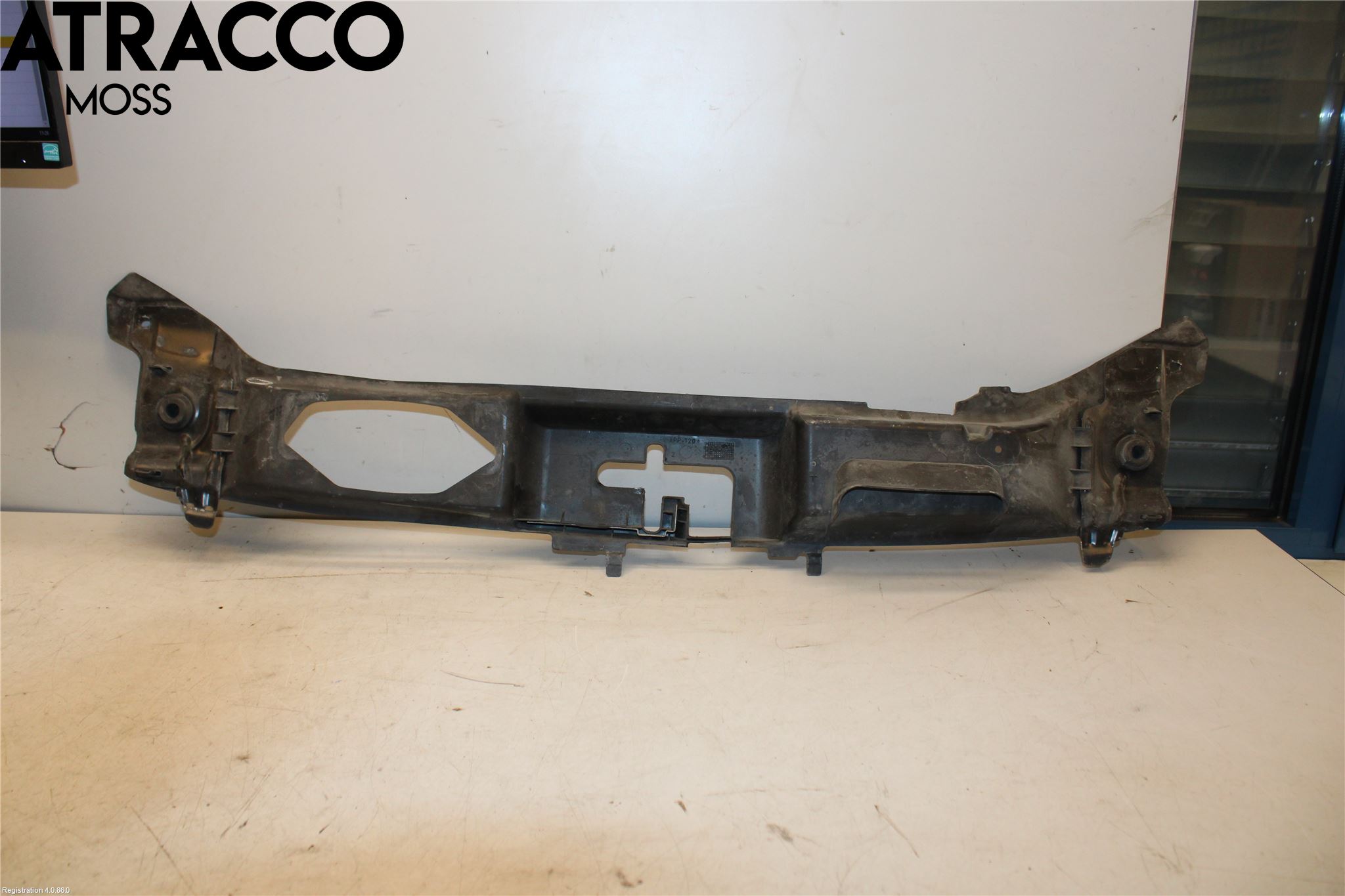 Volvo V50 08-12 Front Huvlåsplåt-Balk