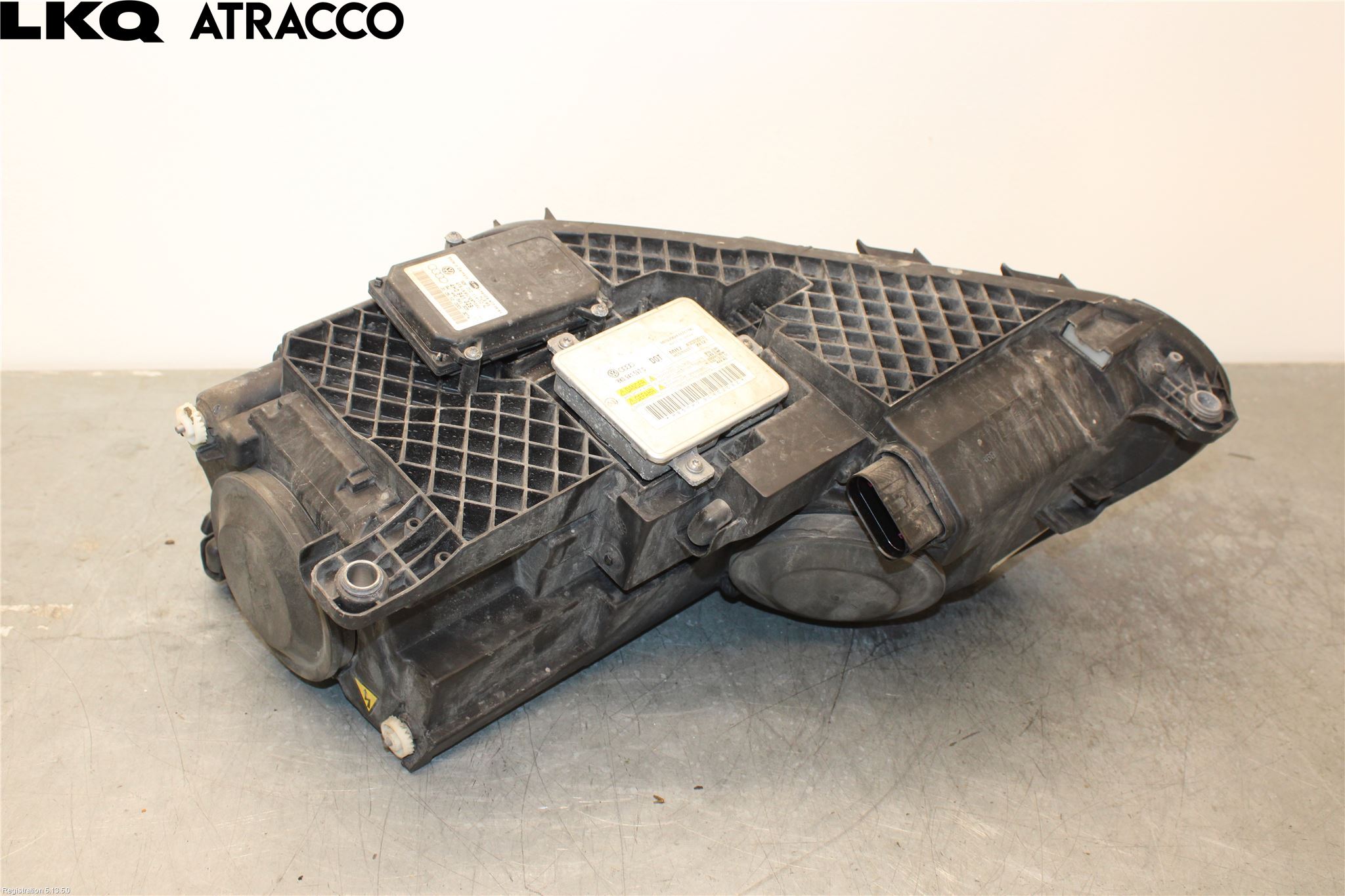 Volkswagen VW TIGUAN 16-24 Strålkastare Höger