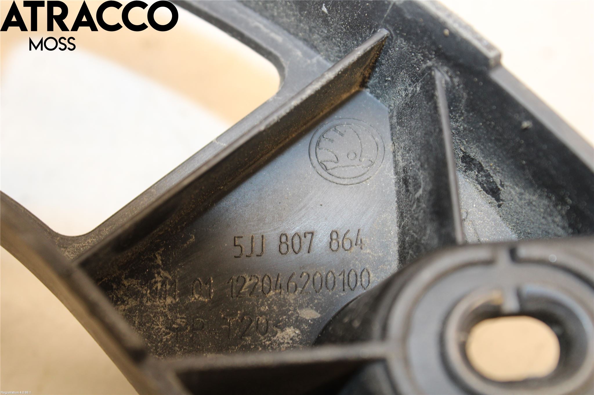 Skoda RAPID Stötfångarfäste Bak Hö
