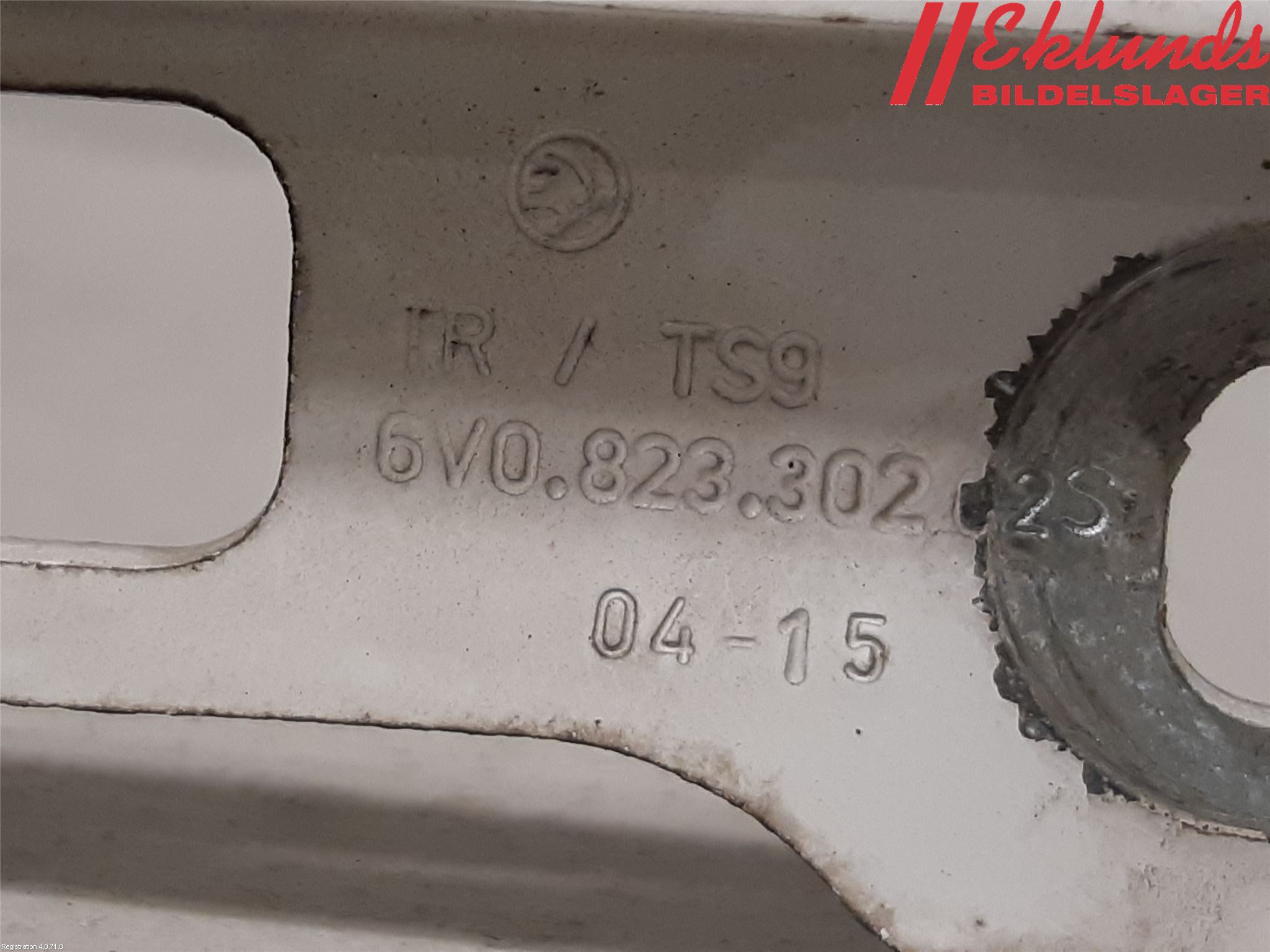Skoda FABIA 15-21 Huvgångjärn
