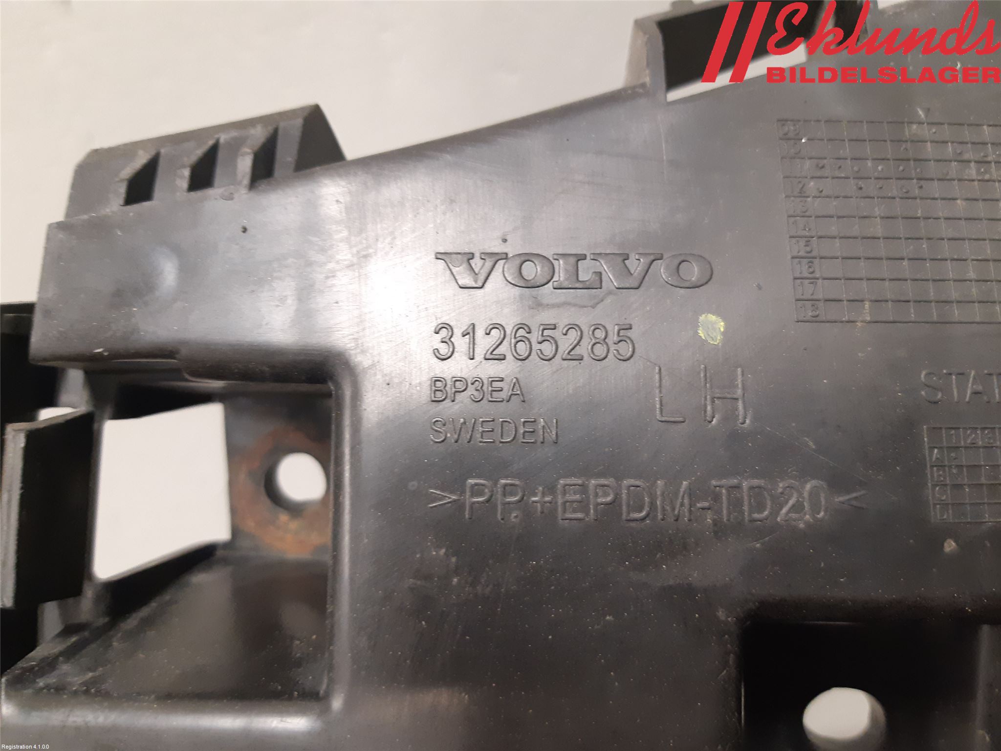 Volvo V60 11-13 Stötfångarfäste Bak Vä