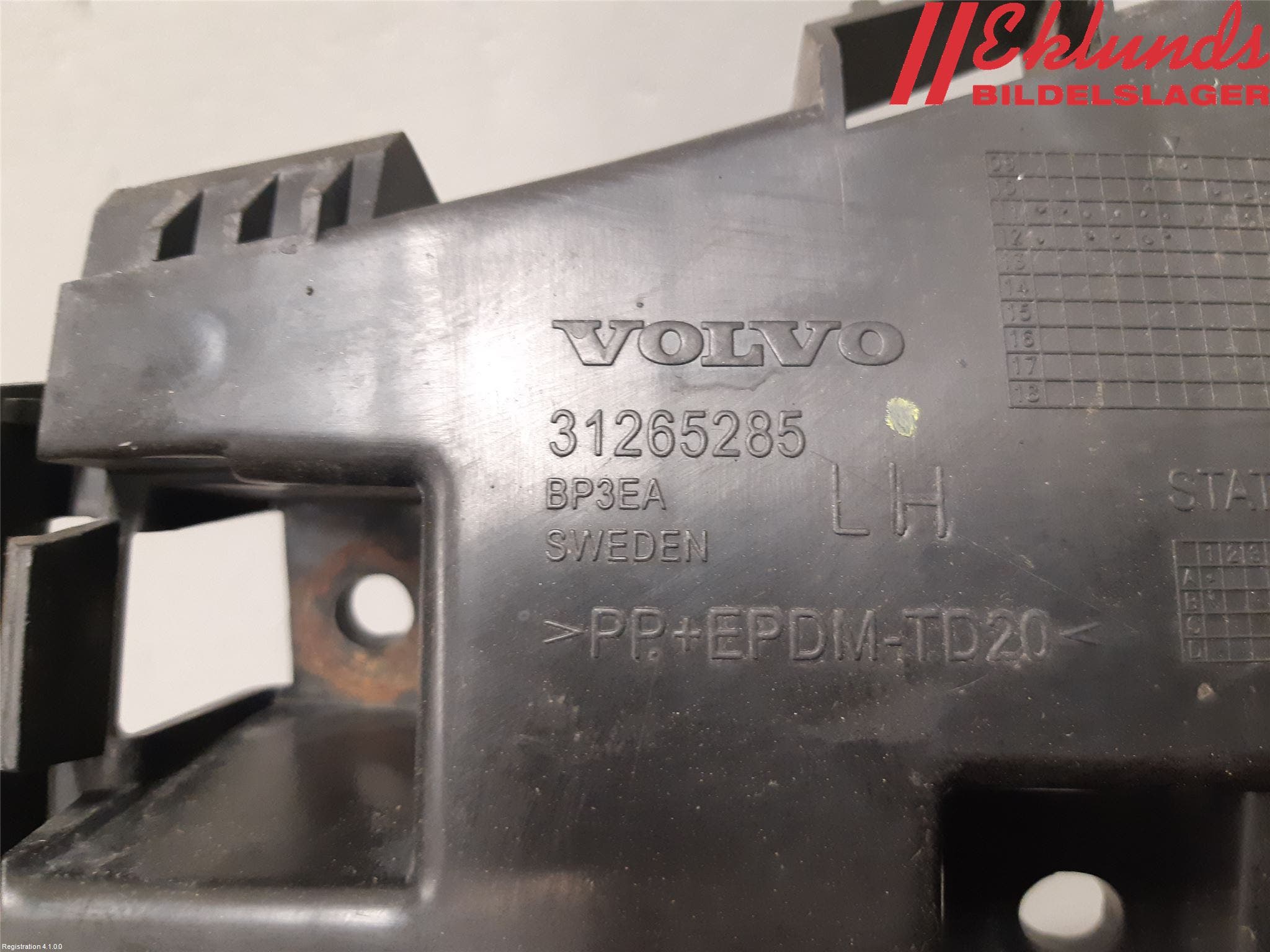 Volvo V60 11-13 Stötfångarfäste Bak Vä