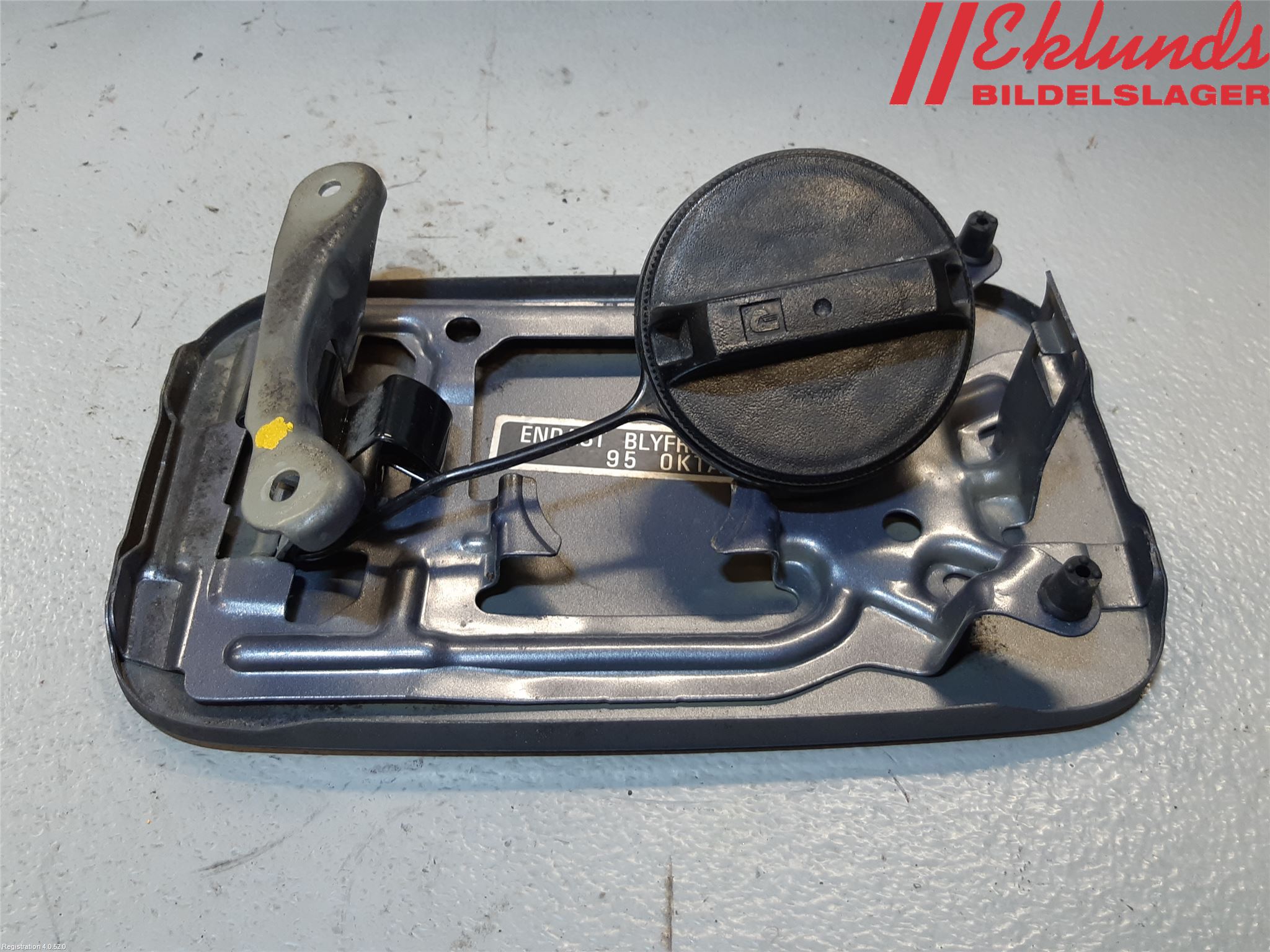 Nissan MICRA C+C Tanklucka