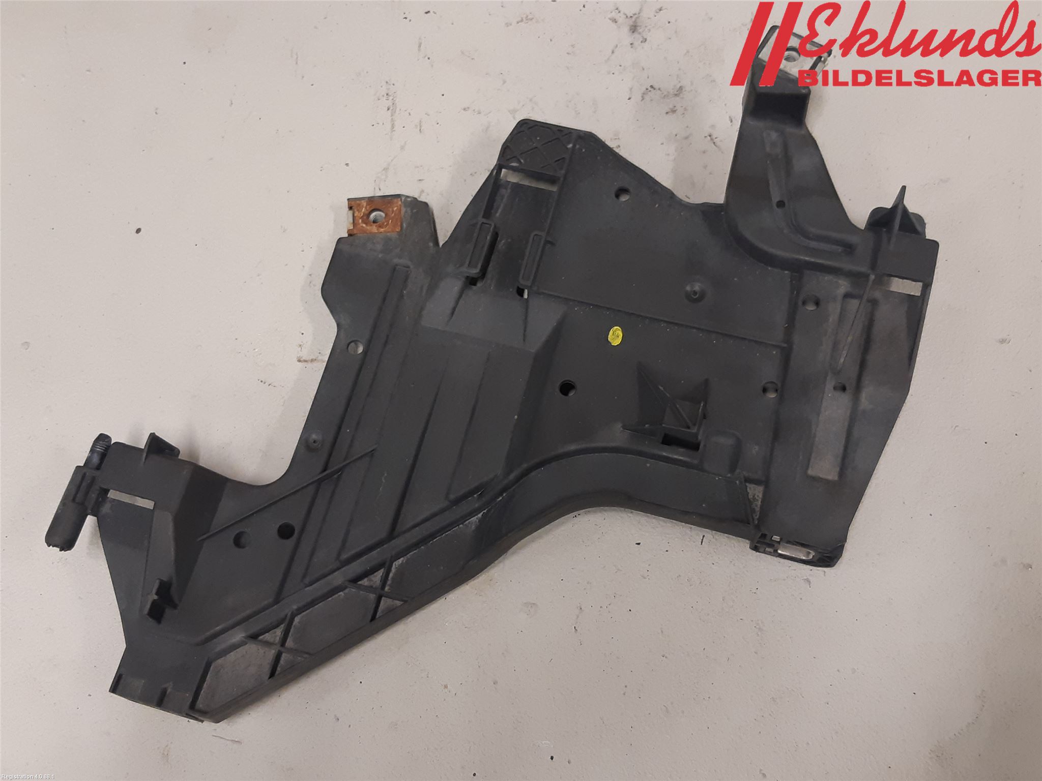 Audi A4/S4 08-11 Strålkastarsarg Vänster