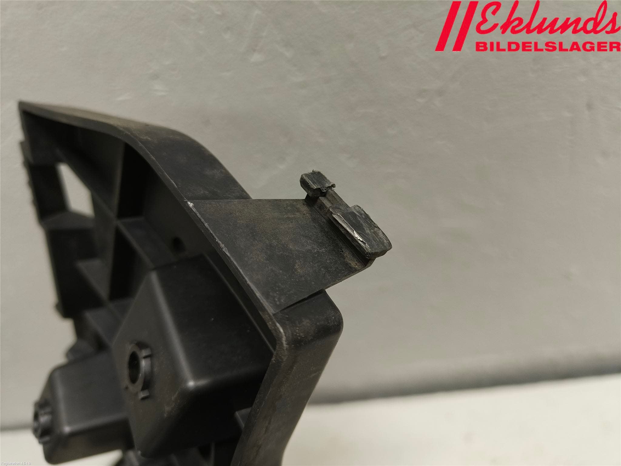 Volvo V60 11-13 Stötfångarfäste Bak Hö