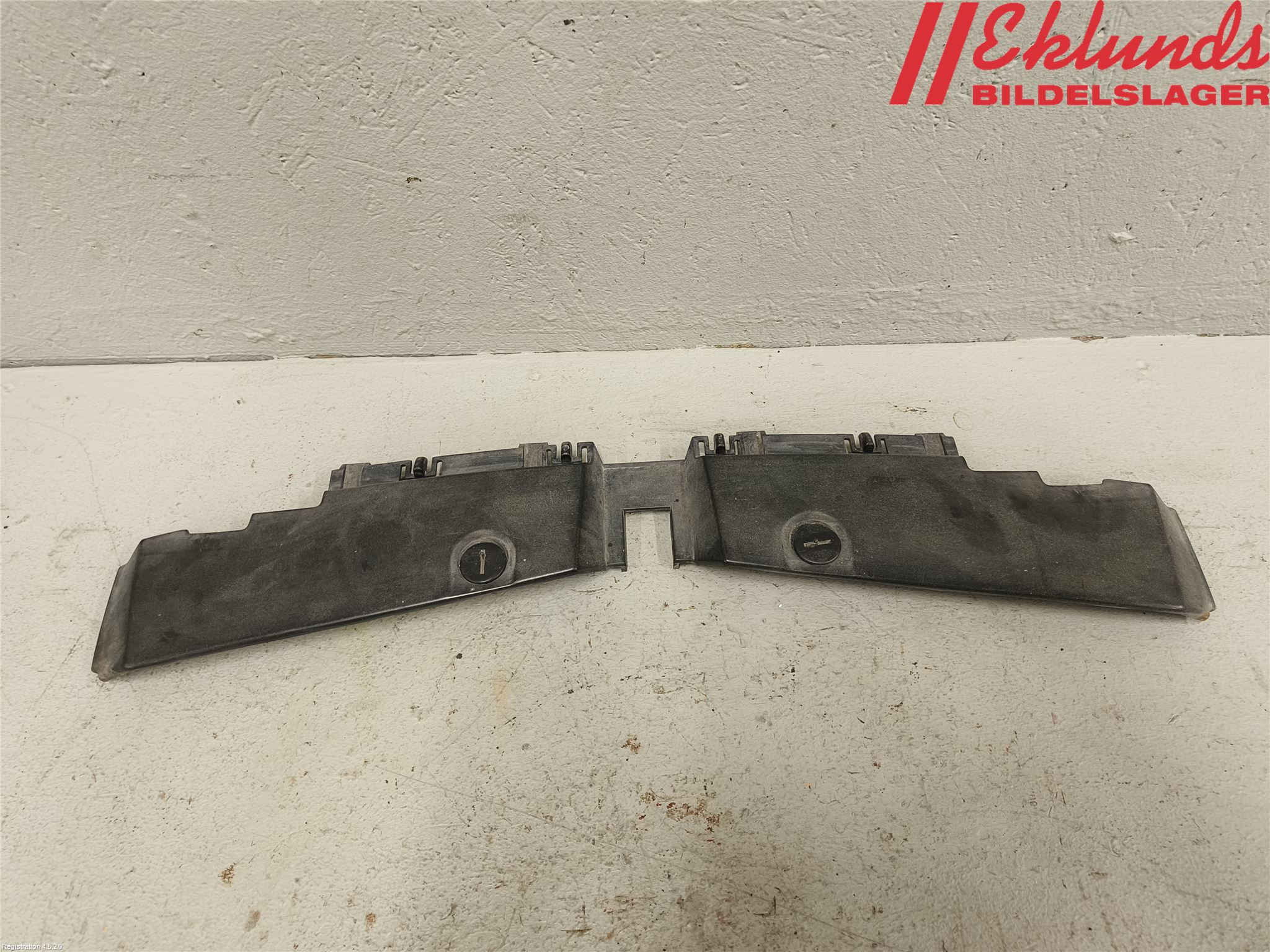 Volvo 960 91-97 Front Huvlåsplåt-Balk
