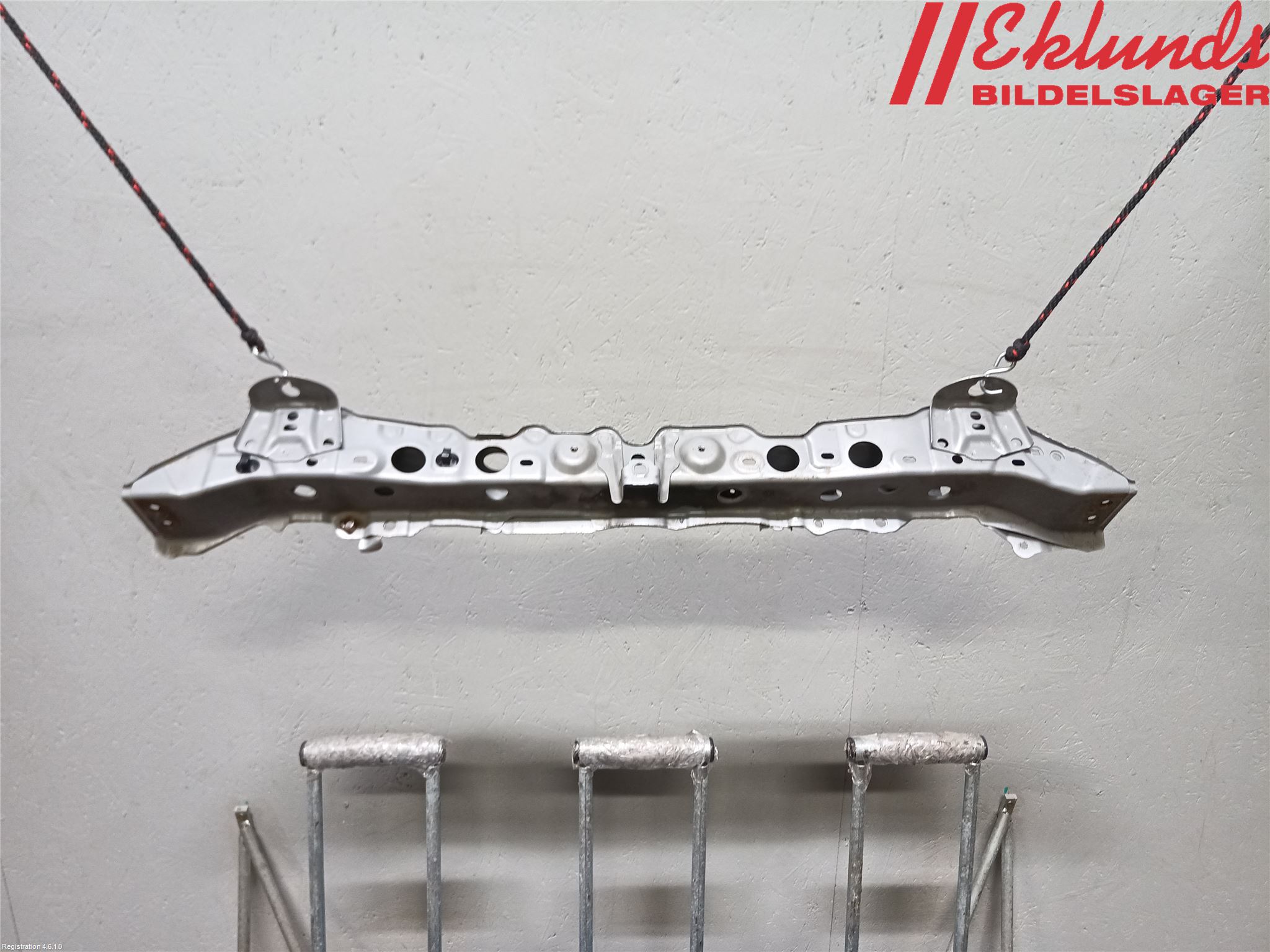 Toyota YARIS XP130 12-14 Front Huvlåsplåt-Balk