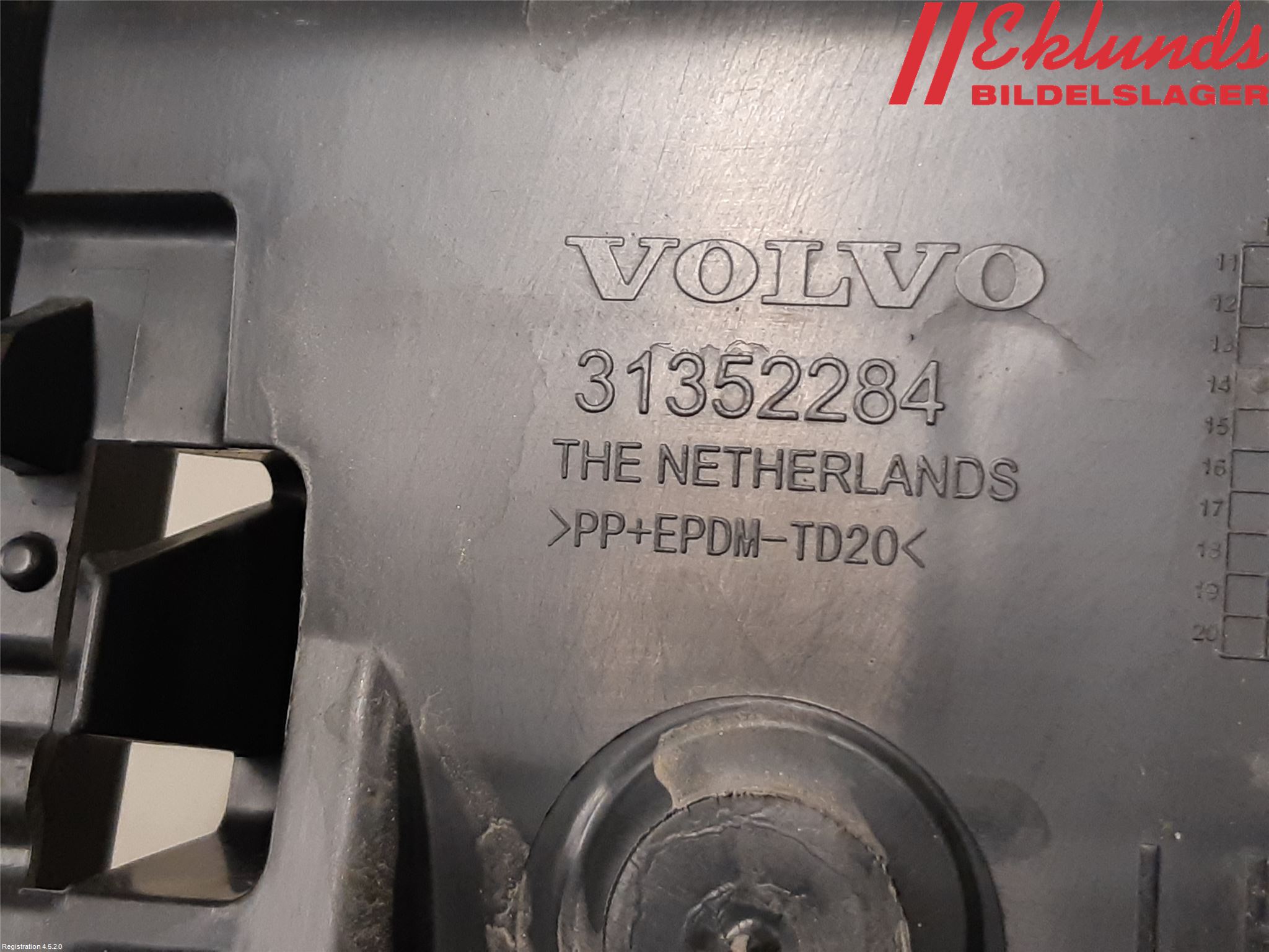 Volvo V60 14-18 Stötfångarfäste Bak Vä