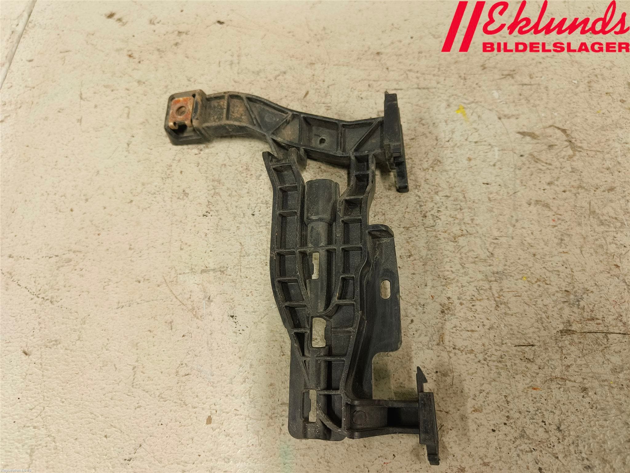 Mercedes-Benz MB E-KLASS (W212) 09-16 Stötfångarfäste Bak Vä