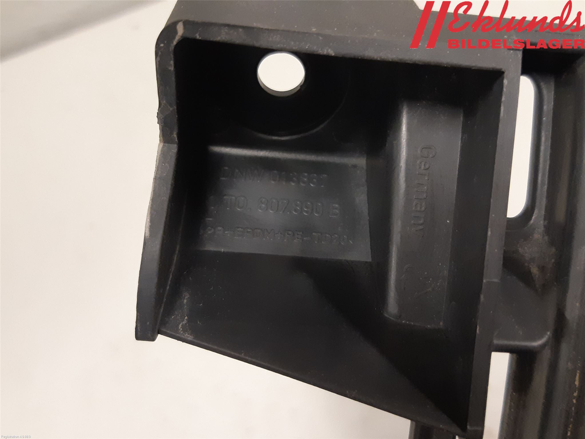 Volkswagen VW CADDY      04-10 Stötfångarfäste Fram Hö