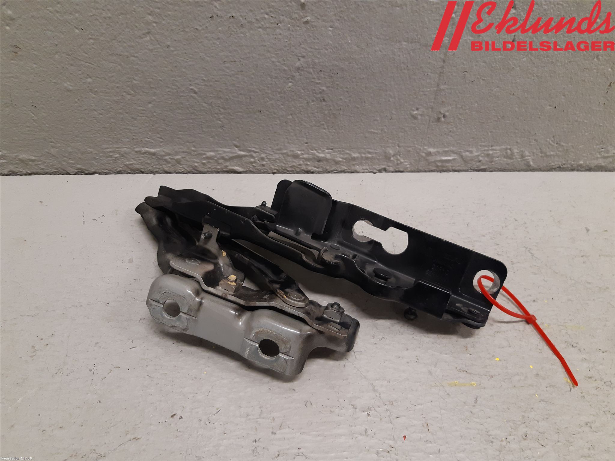 Volvo V90 17->> Huvgångjärn