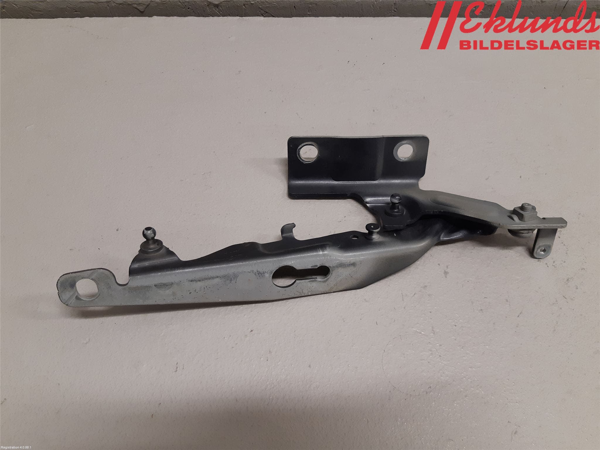 Volvo V60 11-13 Huvgångjärn