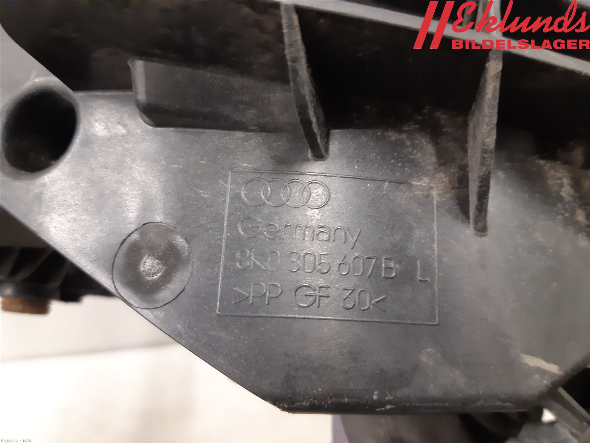 Audi A4 12-15 Strålkast Fästsarg