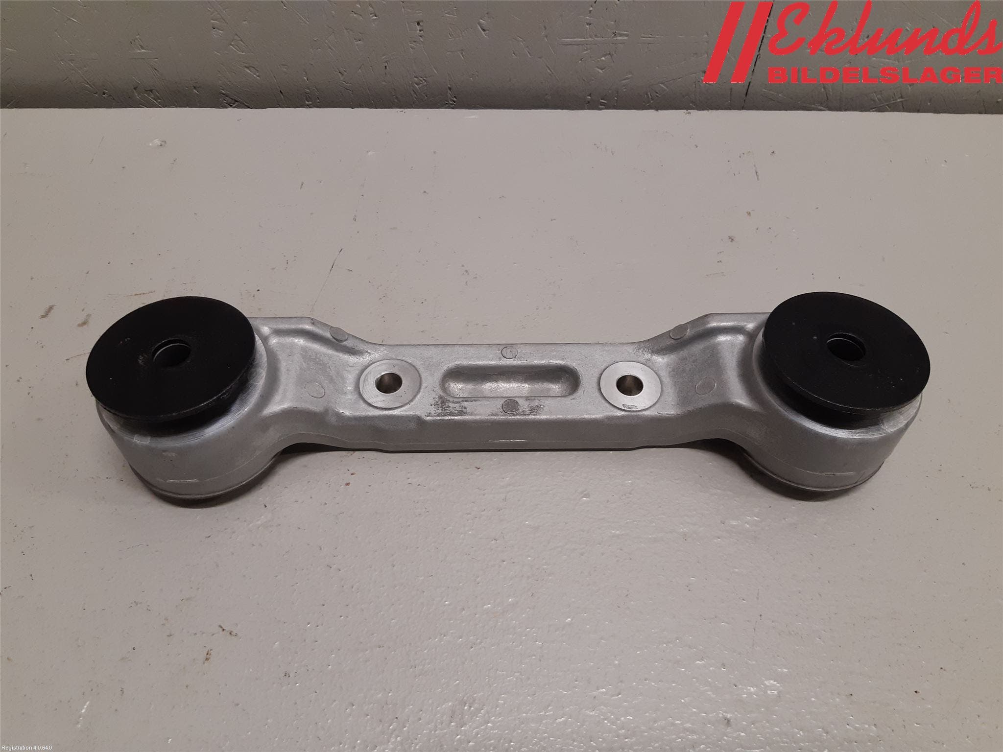 Toyota RAV4 19- Bakaxel Fäste