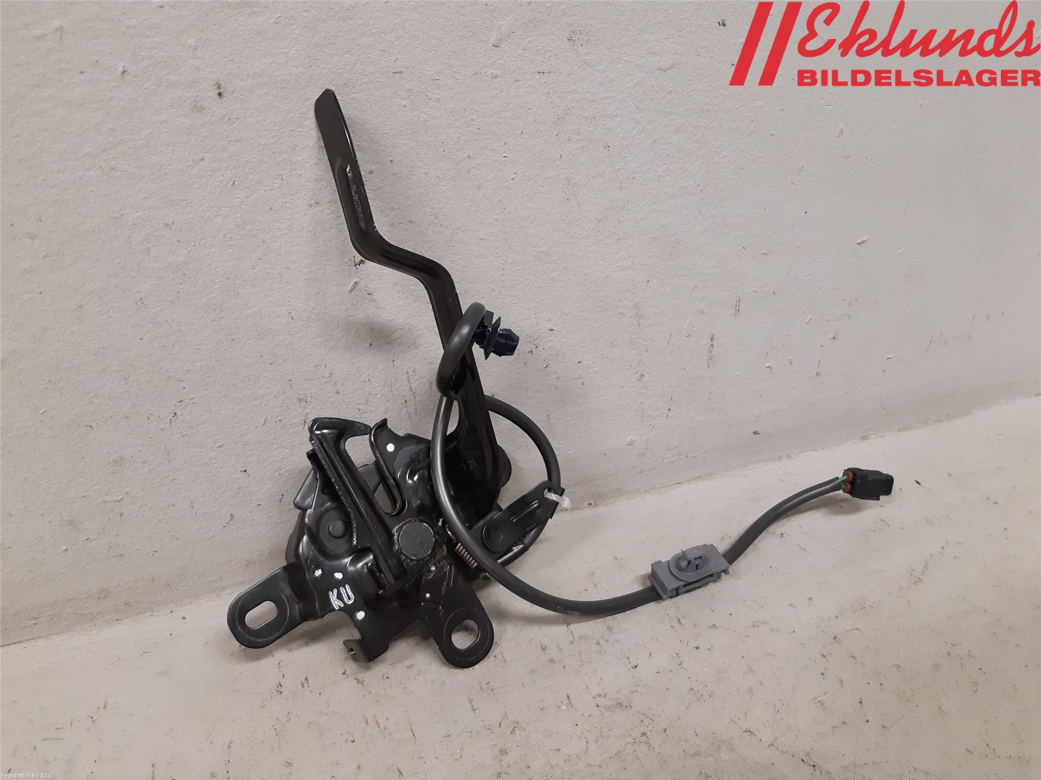 Toyota YARIS CROSS XP21 21- Huvlås