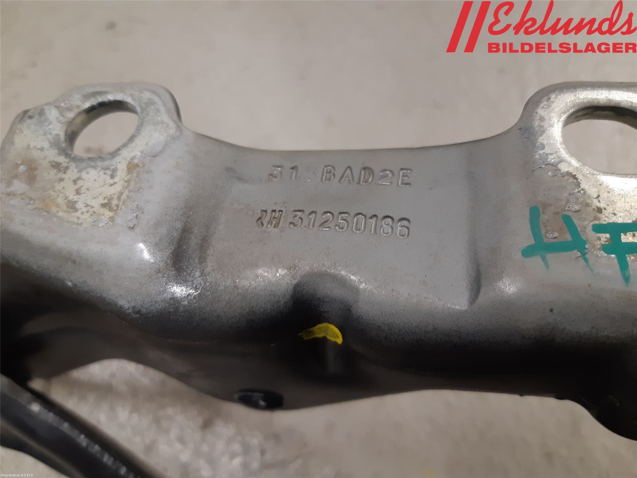 Volvo V70 08-13 Huvgångjärn