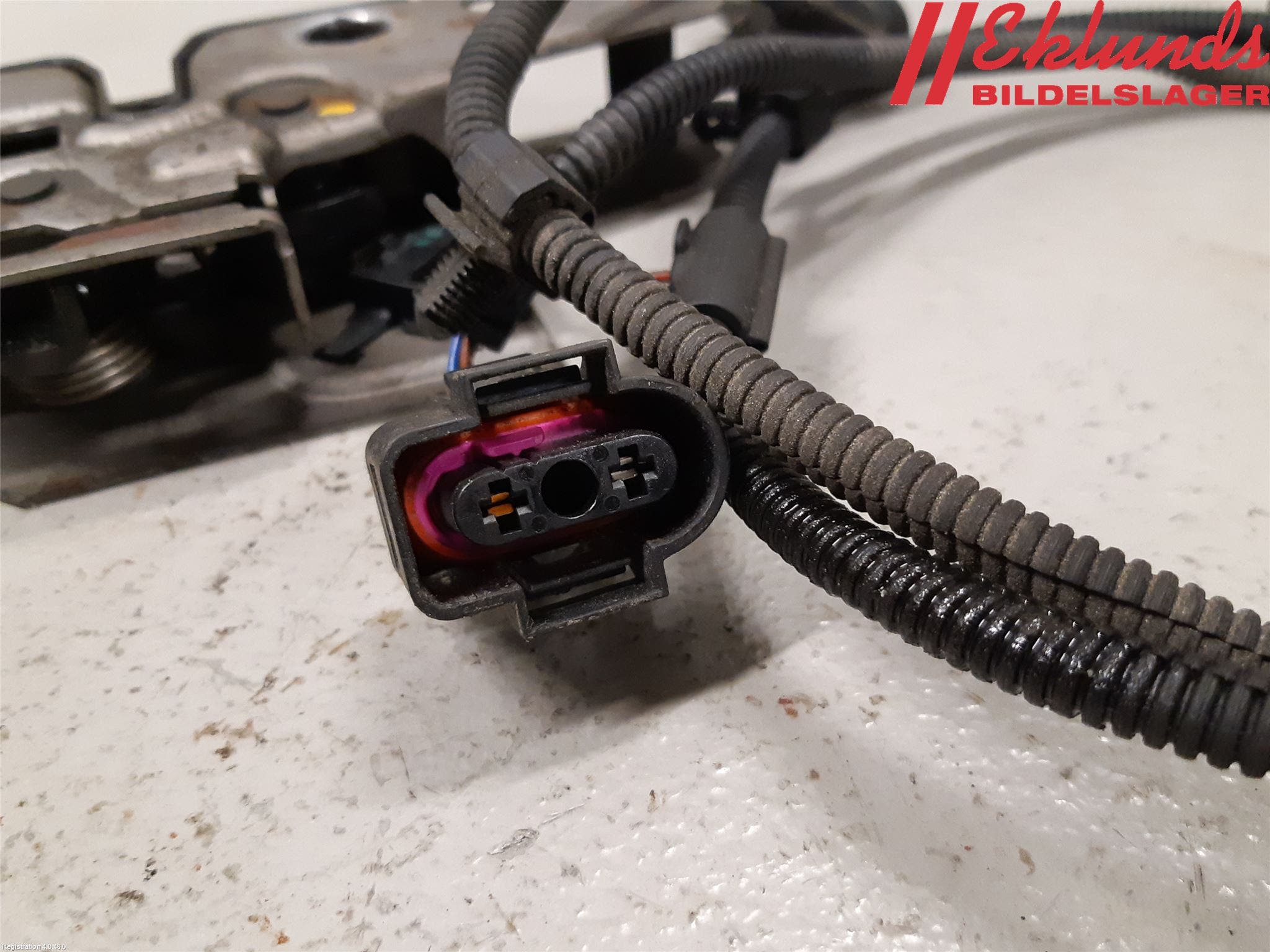 Volkswagen VW TRANSP/CARAVELLE (T5) 04-15 Huvlås