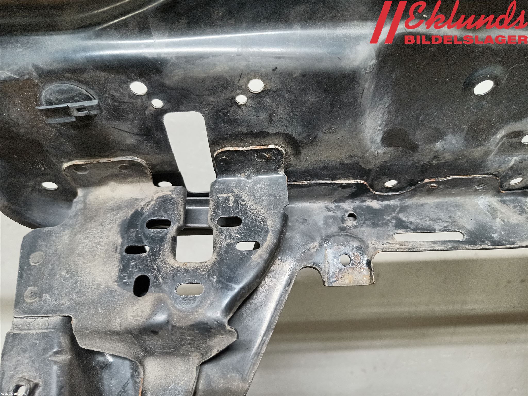 Volvo V70 05-08 Front Huvlåsplåt-Balk